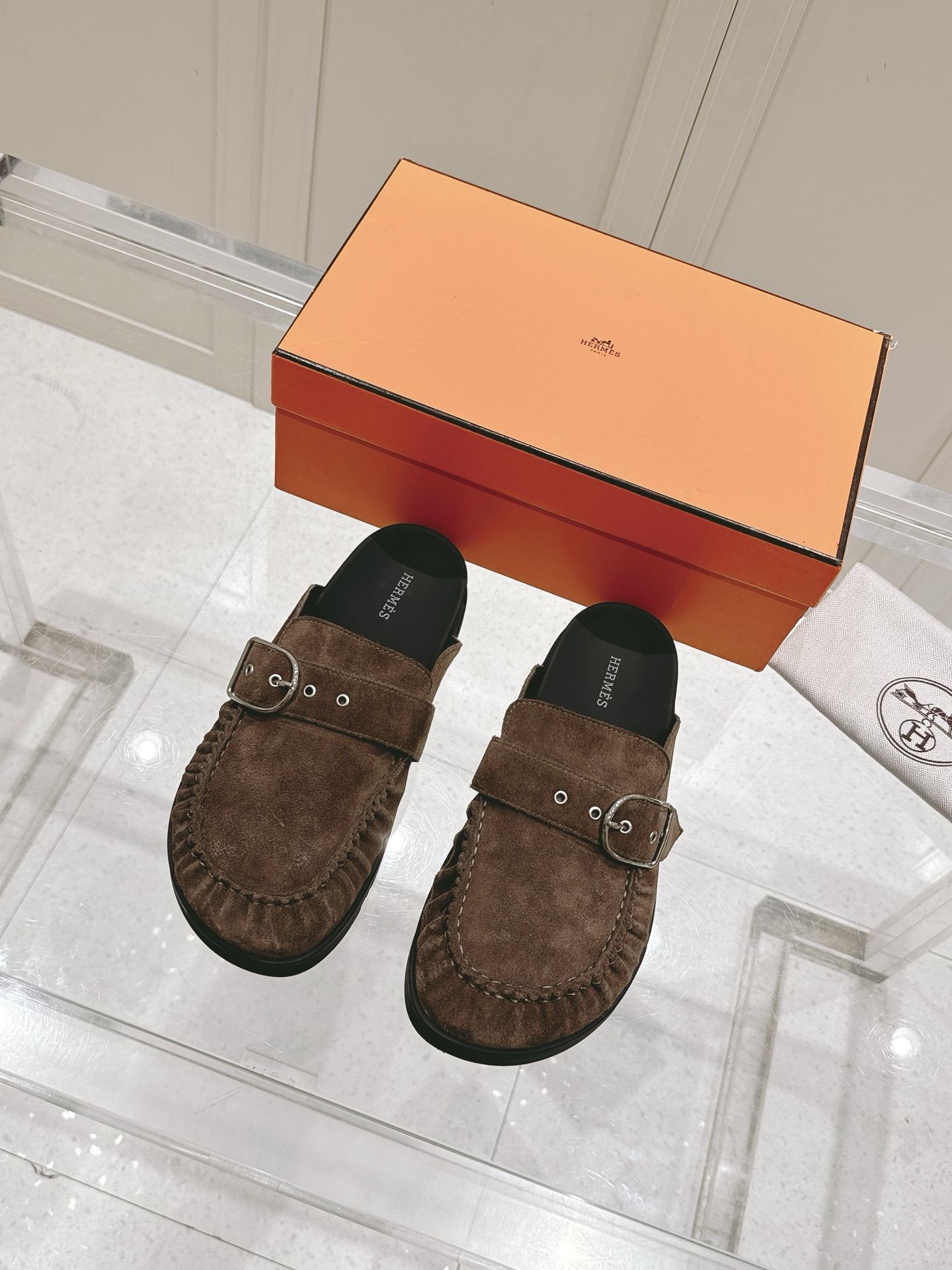 NO:264487,Top version of couples Hermes Key series Couple models Thick sole Toe tow drag Mules slippers Original purchase and development Made this Key mules Suede goatskin mules, paired with iconic oversized shoe buckles and ergonomic rubber sole to create a comfortable and modern style Exquisite packaging for delivery counter Original custom imported head-layer cowhide imported soft sheepskin Sole original open mold-proof TPU material Sole thickness 3CM Size: women's 35-42/men's 38-45, semi-torque, hermes, hermes, slippers, cowhide, sheepskin, chamois leather19860909顶级版本情侣款 Hermes爱马仕 Key系列 情侣款 厚底 包头拖 穆勒鞋 拖鞋 原版购入开发 做货 这款Key穆勒鞋 麂皮山羊皮穆勒鞋,搭配标志性超大鞋扣和人体工学橡胶鞋底 打造舒适现代风格 配送专柜精美包装 面料原版定制进口头层牛皮 内里进口柔软羊皮 鞋底原版开模防滑TPU材质 底厚3CM Size:女款35-42/男款38-45,半拖,hermes,hermes,slippers,cowhide,sheepskin,chamois leather,Women's Shoes