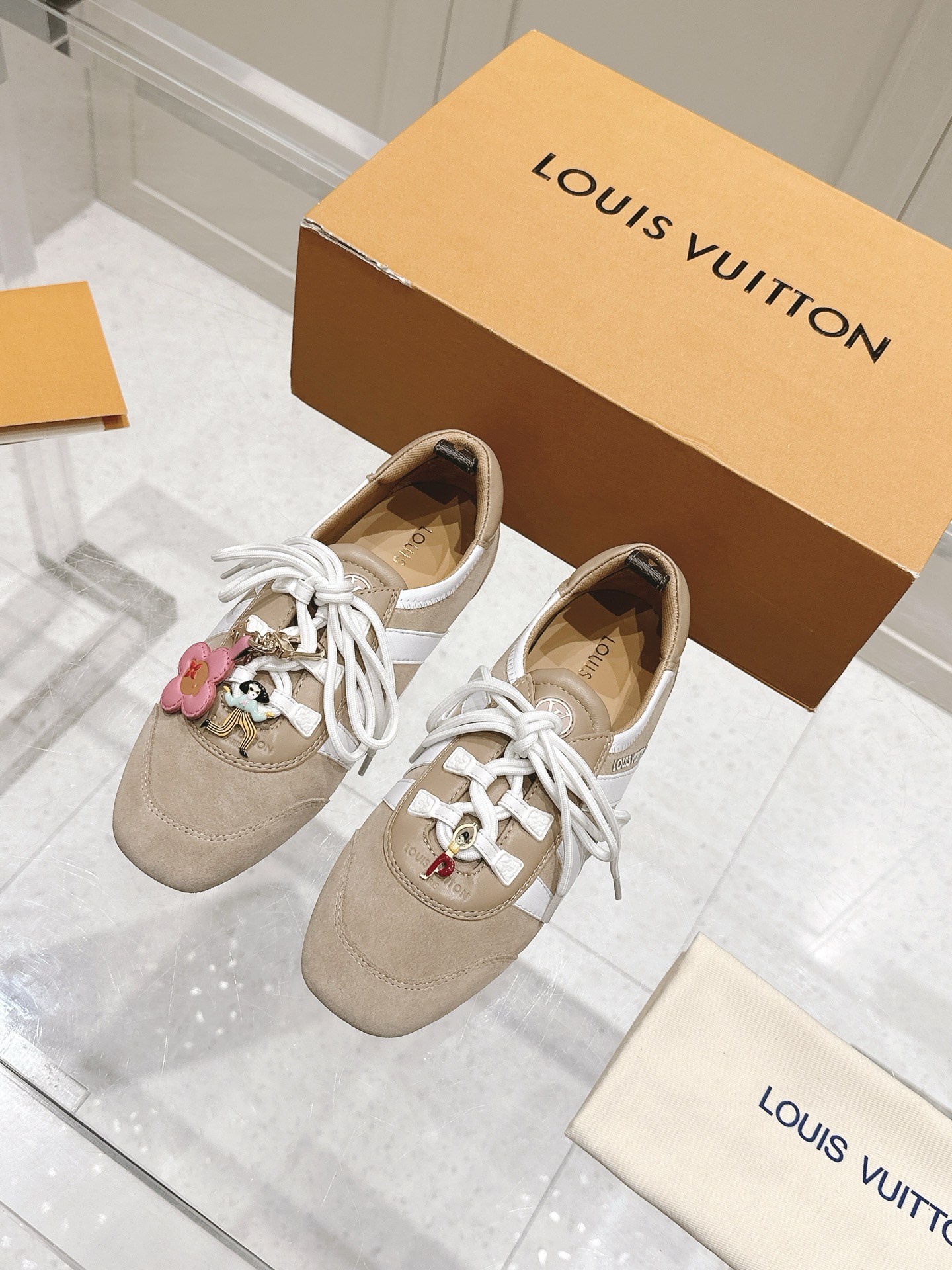 NO:264501,Top version of couples, plus buckle 360 ​​LV Louis Vuitton L Home Donkey Brand Latest Sneakerina Series Couple style ballet sneakers German training shoes Casual flat shoes Sneakers sneakers Original purchase and development Made this LV Sneakerina ballet style sneakers are made of smooth lines with silky suede cowhide leather, combining the light configuration of ballet shoes and the comfortable texture of sneakers. The side LV logo and Monogram canvas rear straps are rich in details, Sacchetto craftsmanship and TPU outsole upgrade soft wear experience Delivery counter exquisite packaging Fabric: original custom imported head layer cowhide Inner original custom breathable mesh Sole original open mold injection molding TPU material Sole thickness 1.5CM Size: women's model 35-41 /  Men's 39-45, casual shoes/sports shoes, louis vuitton, louis vuitton, louis vuitton, louis vuitton, flats, sneakers, cowhide19860909顶级版本情侣款 ,加扣饰360 LV路易威登 L家 驴牌 最新Sneakerina系列 情侣款 芭蕾运动鞋 德训鞋 休闲 平底鞋 球鞋 原版购入开发 做货 这款LV Sneakerina 芭蕾风运动鞋以丝滑绒面牛皮革塑造流畅线条,兼具芭蕾舞鞋的轻盈构型和运动鞋的舒适质感.侧面 LV 标识和 Monogram 帆布后袢带丰富细节,Sacchetto 工艺和 TPU 外底升级轻柔穿着体验 配送专柜精美包装 面料:原版定制进口头层牛皮 内里原版定制透气网里 鞋底原版开模注塑TPU材质 底厚1.5CM Size:女款35-41 / 男款39-45,休闲鞋/运动鞋,louis vuitton,louis vuitton,louis vuitton,louis vuitton,flats,sneakers,cowhide,Women's Shoes