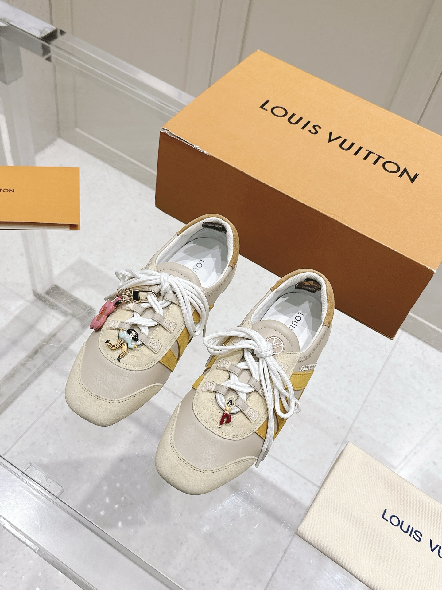 NO:264504,Top version of couples, plus buckle 330 LV Louis Vuitton L Home Donkey Brand Latest Sneakerina series Couple style ballet sneakers German training shoes Casual flat shoes Sneakers sneakers Original purchase and development Made this LV Sneakerina ballet style sneakers are made of smooth lines with silky suede cowhide leather, combining the light configuration of ballet shoes and the comfortable texture of sneakers. The side LV logo and Monogram canvas rear straps are rich in details, Sacchetto craftsmanship and TPU outsole upgraded soft wear experience Delivery counter exquisite packaging Fabric: original custom imported top layer cowhide Inner original custom breathable mesh Sole original open mold injection molding TPU material Sole thickness 1.5CM Size: women's model 35-41 /  Men's 39-45, casual shoes/sports shoes, louis vuitton, louis vuitton, louis vuitton, louis vuitton, flats, sneakers, cowhide19860909顶级版本情侣款 ,加扣饰330 LV路易威登 L家 驴牌 最新Sneakerina系列 情侣款 芭蕾运动鞋 德训鞋 休闲 平底鞋 球鞋 原版购入开发 做货 这款LV Sneakerina 芭蕾风运动鞋以丝滑绒面牛皮革塑造流畅线条,兼具芭蕾舞鞋的轻盈构型和运动鞋的舒适质感.侧面 LV 标识和 Monogram 帆布后袢带丰富细节,Sacchetto 工艺和 TPU 外底升级轻柔穿着体验 配送专柜精美包装 面料:原版定制进口头层牛皮 内里原版定制透气网里 鞋底原版开模注塑TPU材质 底厚1.5CM Size:女款35-41 / 男款39-45,休闲鞋/运动鞋,louis vuitton,louis vuitton,louis vuitton,louis vuitton,flats,sneakers,cowhide,Women's Shoes