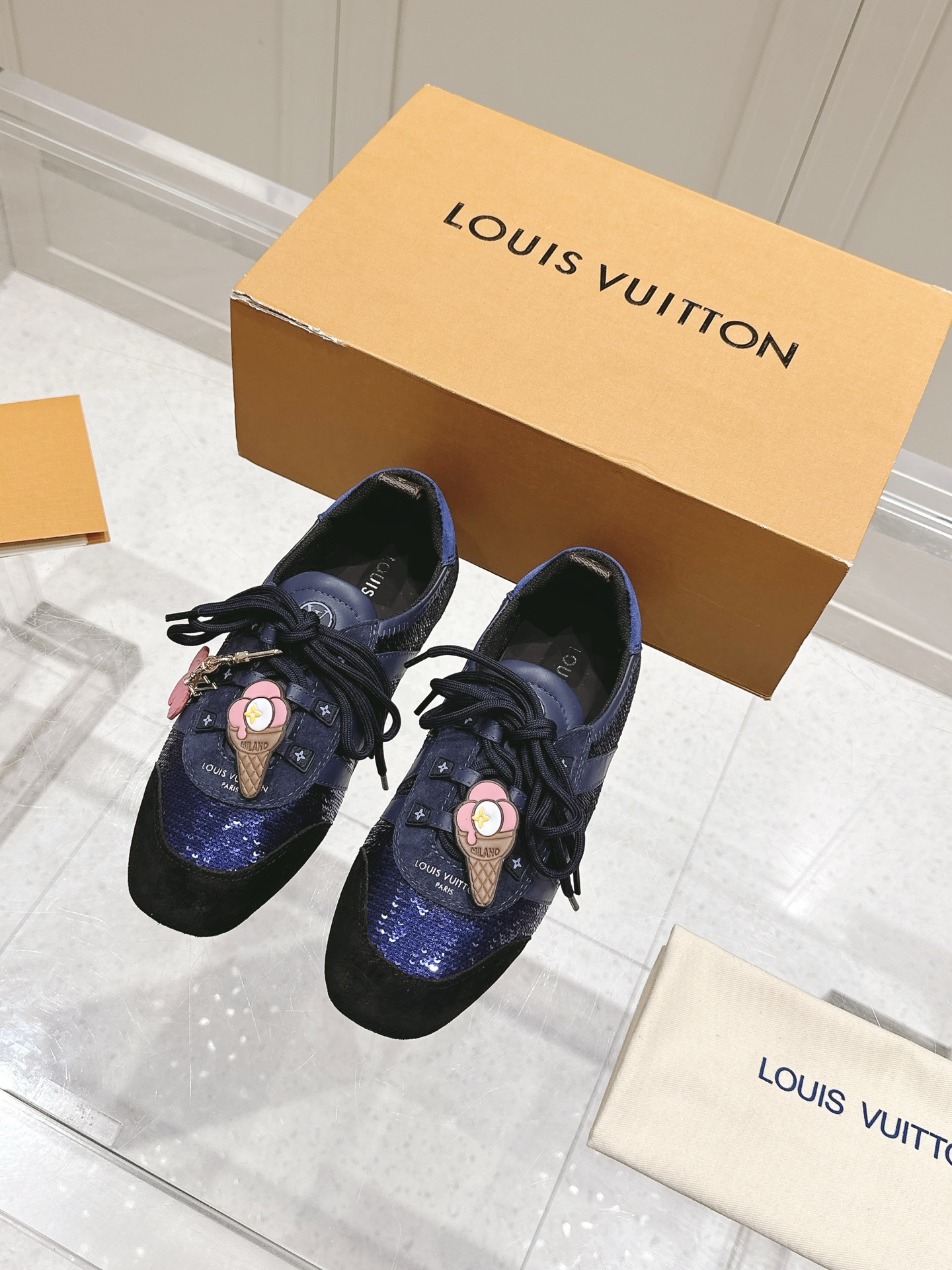 NO:264478,Top version of couples, plus buckle 360 ​​LV Louis Vuitton L Home Donkey Brand Latest Sneakerina Series Couple style ballet sneakers German training shoes Casual flat shoes Sneakers sneakers Original purchase and development Made this LV Sneakerina ballet style sneakers are made of smooth lines with silky suede cowhide leather, combining the light configuration of ballet shoes and the comfortable texture of sneakers. The side LV logo and Monogram canvas rear straps are rich in details, Sacchetto craftsmanship and TPU outsole upgrade soft wear experience Delivery counter exquisite packaging Fabric: original custom imported head layer cowhide Inner original custom breathable mesh Sole original open mold injection molding TPU material Sole thickness 1.5CM Size: women's model 35-41 /  Men's 39-45, casual shoes/sports shoes, louis vuitton, louis vuitton, louis vuitton, louis vuitton, flats, sneakers, cowhide19860909顶级版本情侣款 ,加扣饰360 LV路易威登 L家 驴牌 最新Sneakerina系列 情侣款 芭蕾运动鞋 德训鞋 休闲 平底鞋 球鞋 原版购入开发 做货 这款LV Sneakerina 芭蕾风运动鞋以丝滑绒面牛皮革塑造流畅线条,兼具芭蕾舞鞋的轻盈构型和运动鞋的舒适质感.侧面 LV 标识和 Monogram 帆布后袢带丰富细节,Sacchetto 工艺和 TPU 外底升级轻柔穿着体验 配送专柜精美包装 面料:原版定制进口头层牛皮 内里原版定制透气网里 鞋底原版开模注塑TPU材质 底厚1.5CM Size:女款35-41 / 男款39-45,休闲鞋/运动鞋,louis vuitton,louis vuitton,louis vuitton,louis vuitton,flats,sneakers,cowhide,Women's Shoes