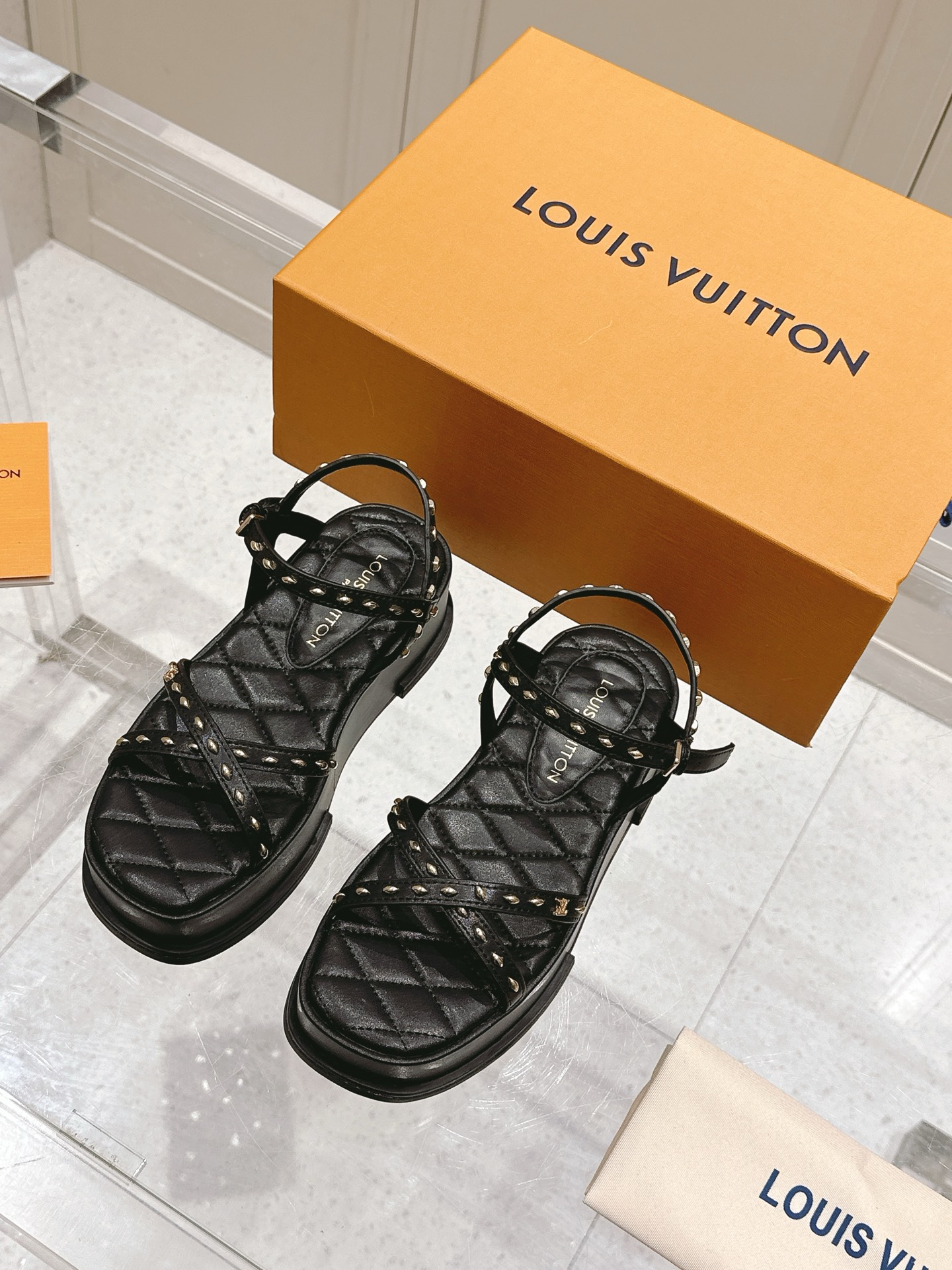 NO:265395,Louis Vuitton MAYA FLATFORM sandals This Maya Flatform sandals are made of smooth cowhide leather, allowing wide laces to shuttle between the leather tongue, and then inject the brand essence with the metal LV Circle logo. The rubber outsole inherits the color of the upper, and the light leather thick sole perfects the elegant style. Patent leather cowhide original rubber combination outsole with outsole height 5CM A true ** artifact LV Circle logo decoration buckle engraved Louis Vuitton logo Size35-40 (custom made in 41), sandals, christian louboutin, louis vuitton, louis vuitton, louis vuitton, louis vuitton, tom ford, sandals, cowhide19860909Louis Vuitton 路易威登 MAYA FLATFORM 凉鞋 本款 Maya Flatform 凉鞋选用光滑牛皮革,令宽幅鞋带穿梭于皮革鞋舌之间,再以金属 LV Circle 标识注入品牌底蕴.橡胶外底承袭鞋面色调,轻盈皮革厚底完善雅致风范.漆皮牛皮革原版橡胶组合外底 大底高度5CM 妥妥的**神器 LV Circle 标识装饰 搭扣镂刻路易威登标识 Size35-40（41定做）,凉鞋,christian louboutin,louis vuitton,louis vuitton,louis vuitton,tom ford,sandals,cowhide,Women's Shoes