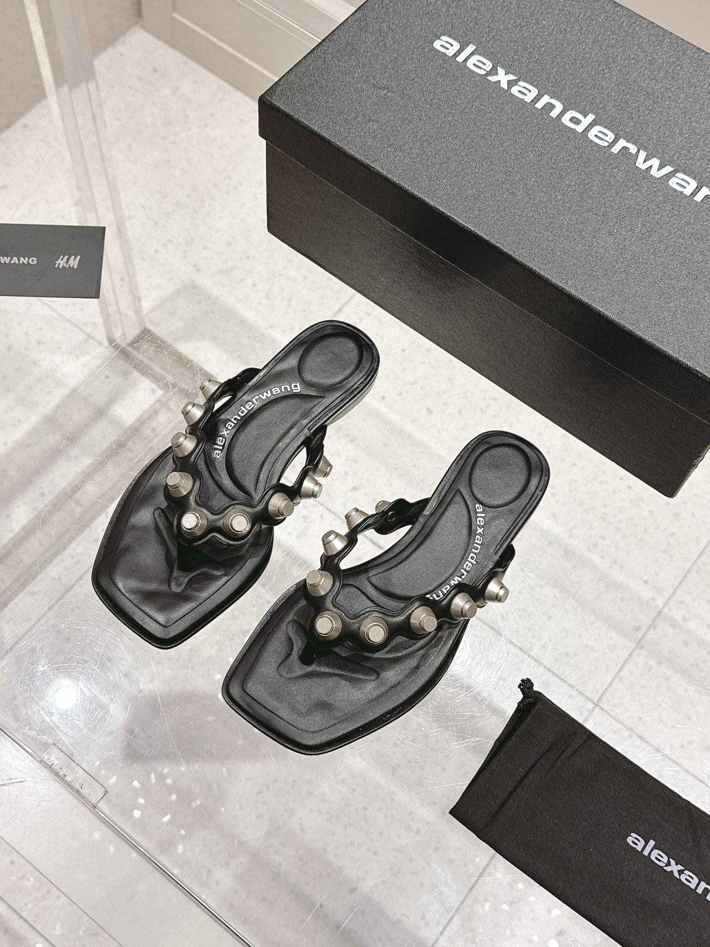 NO:265848,Alexander wang Spring and summer new products King riot Roman Gladiator square-toe rivet-clip-flops ———————————————————————————————————————————————————— In European and American street photography, the outbound rate is very high, and the ins is also popular. This couple's model has a unique style, 