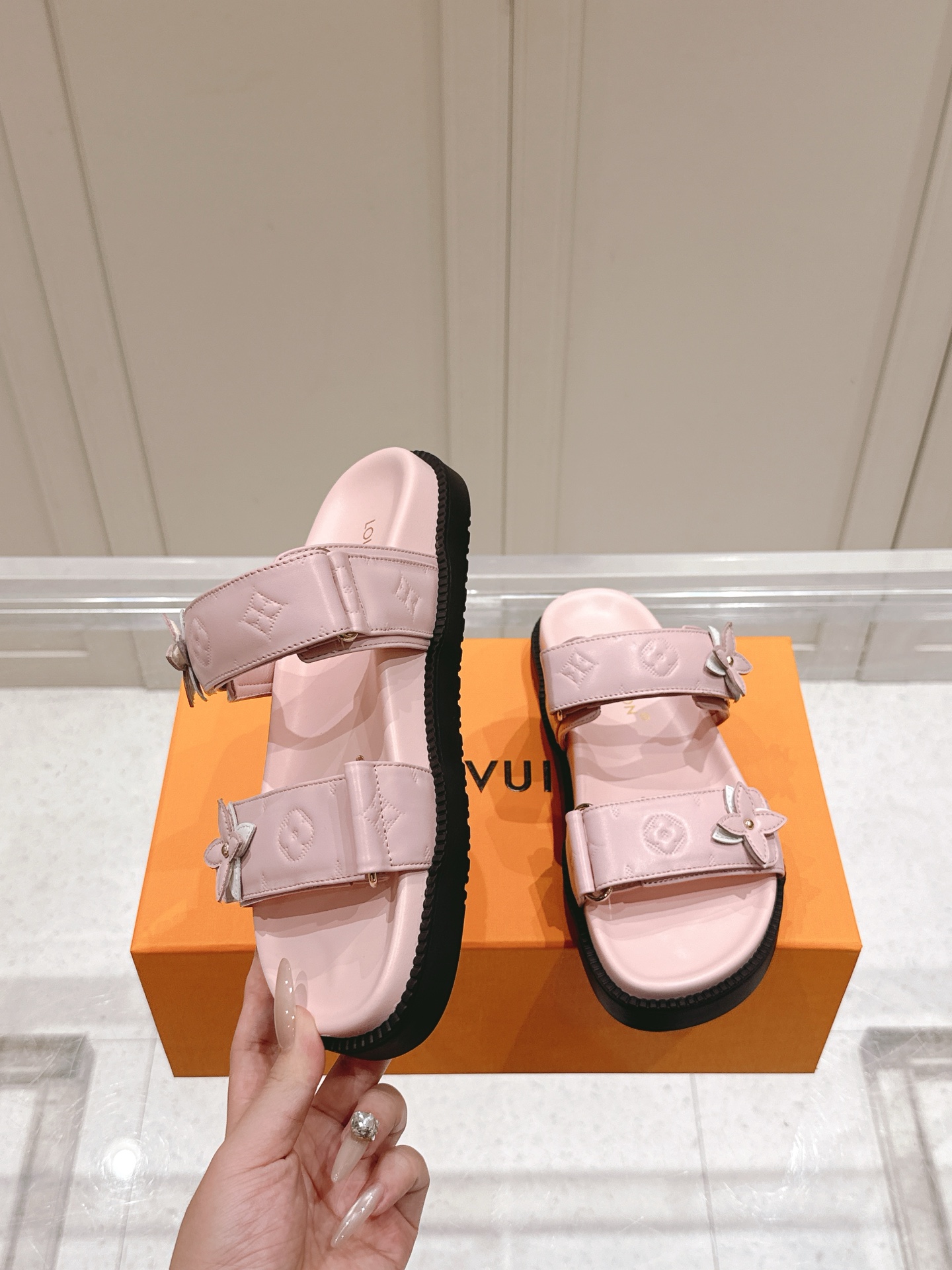 Louis Vuitton LV村上隆联名 L家驴牌BOM DIA COMFORT系列 魔术贴 牛仔布 老花 凉鞋 平底凉拖鞋
