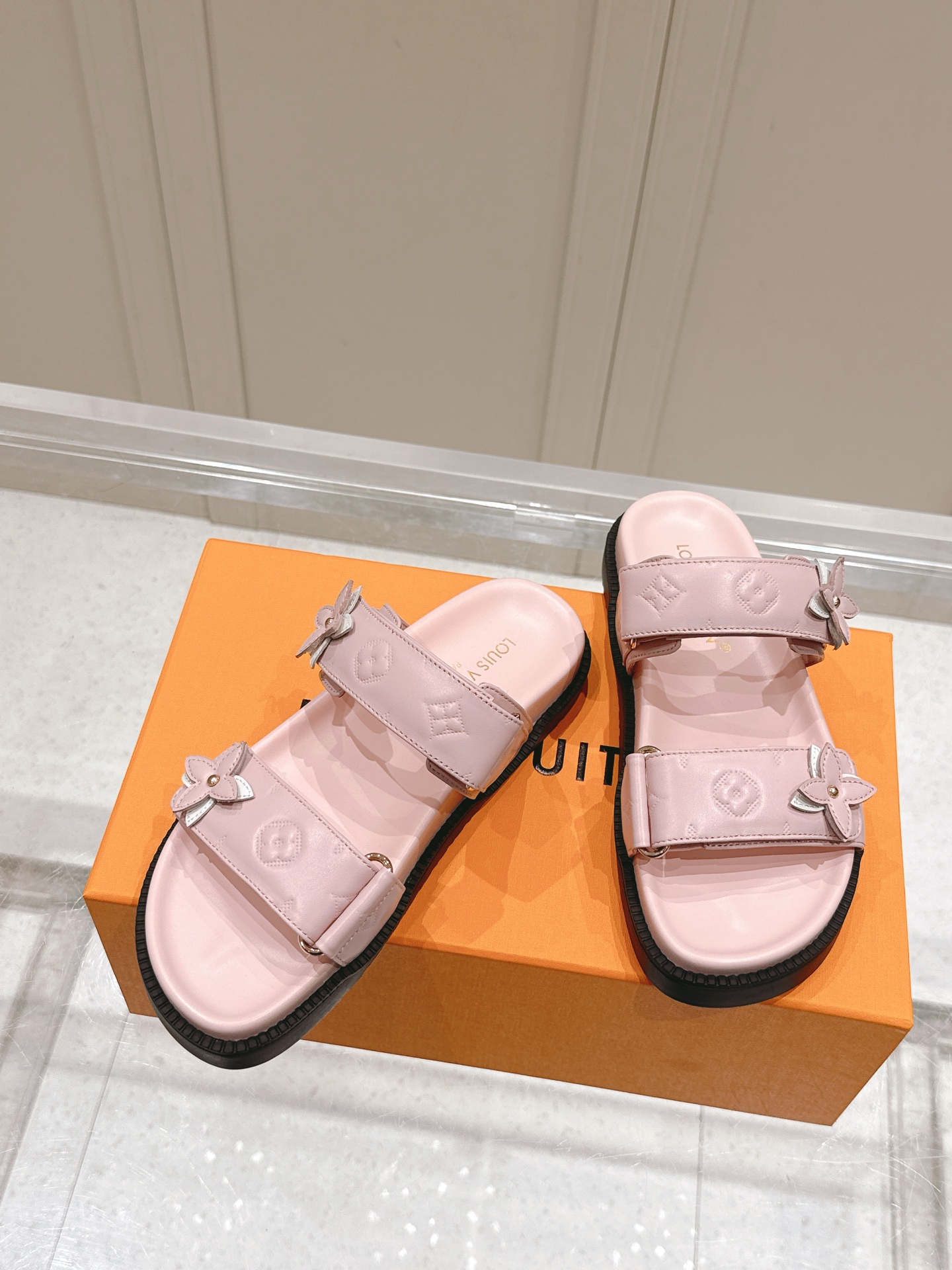 Louis Vuitton LV村上隆联名 L家驴牌BOM DIA COMFORT系列 魔术贴 牛仔布 老花 凉鞋 平底凉拖鞋