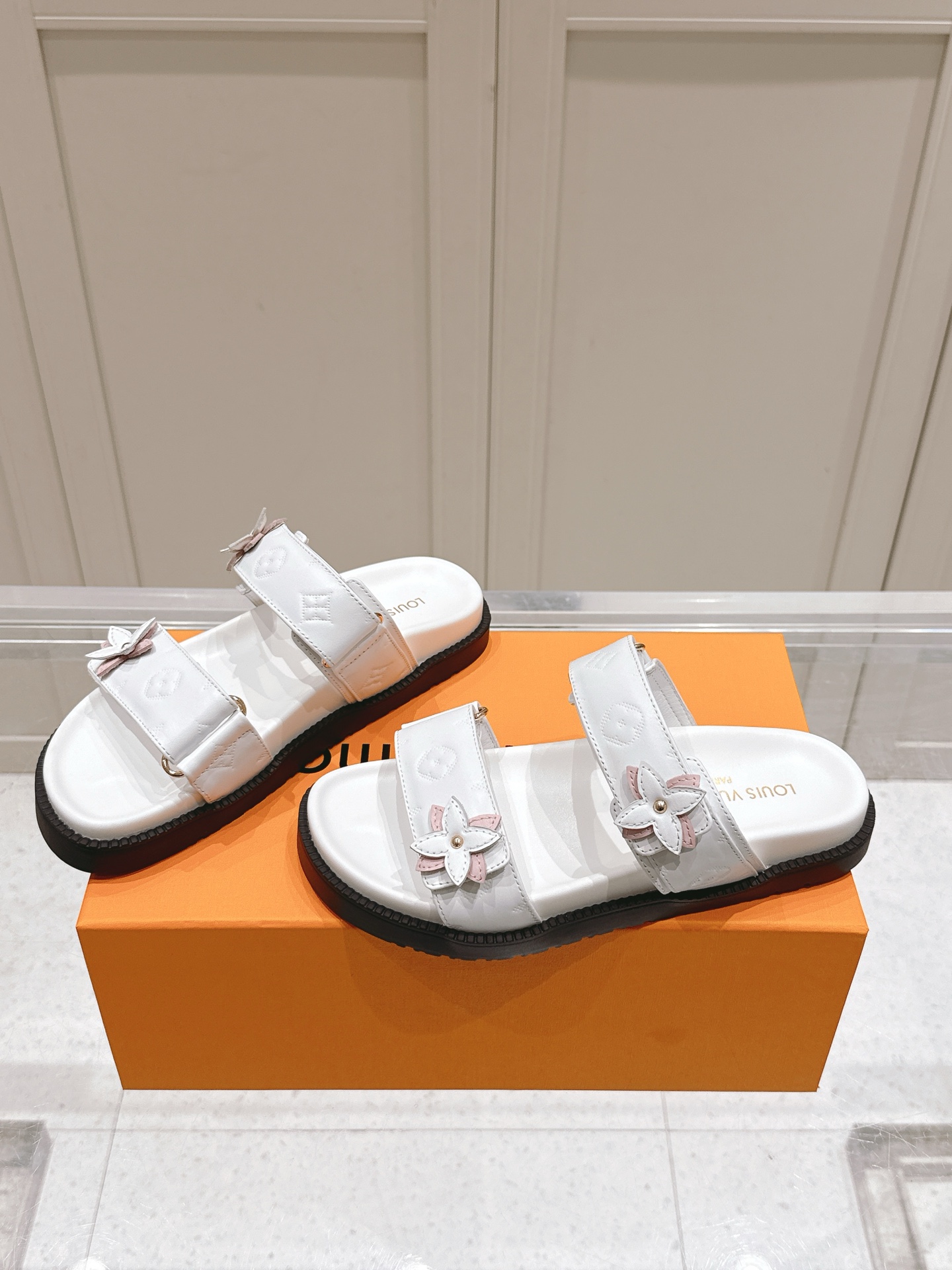 Louis Vuitton LV村上隆联名 L家驴牌BOM DIA COMFORT系列 魔术贴 牛仔布 老花 凉鞋 平底凉拖鞋