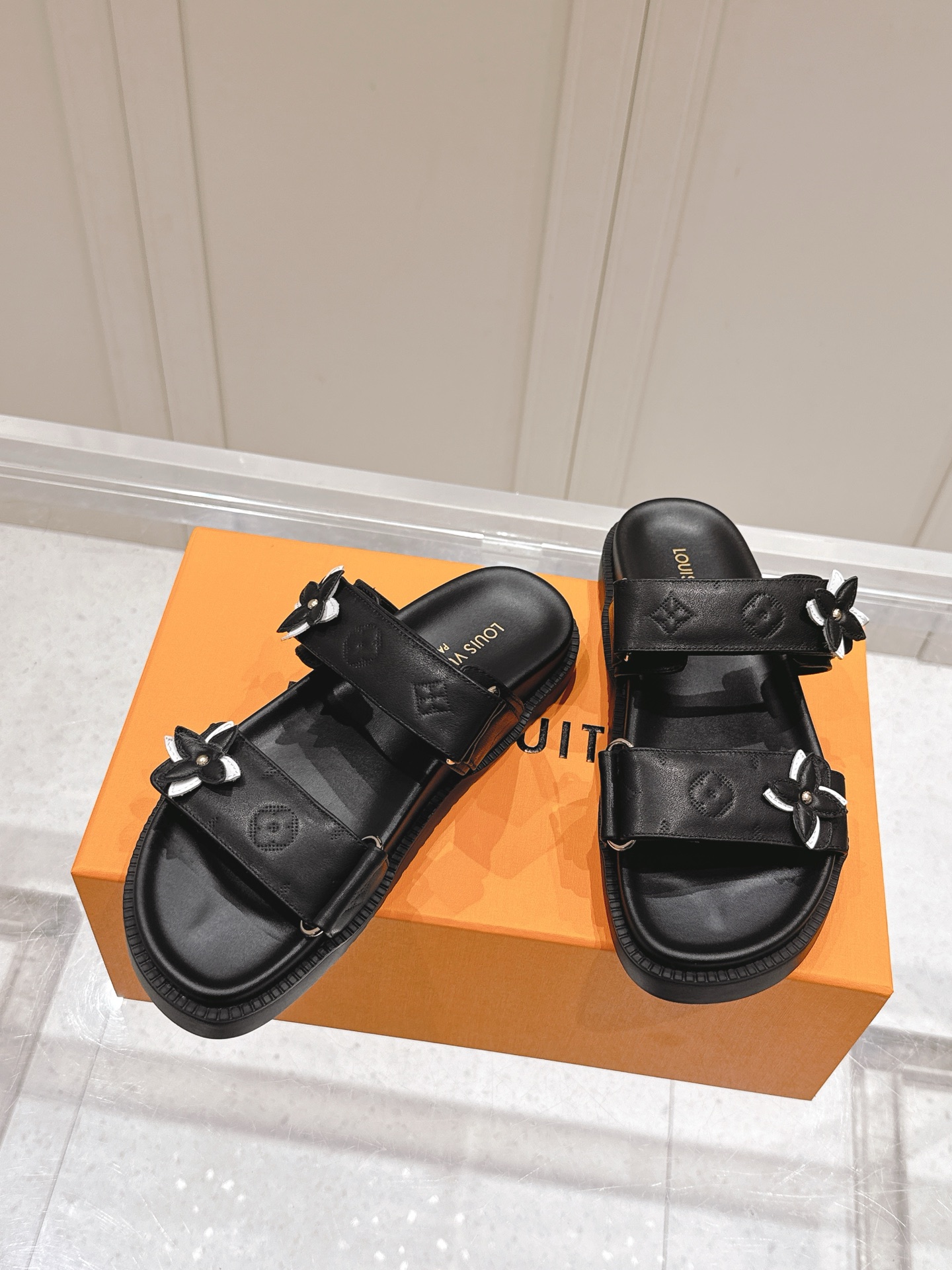 Louis Vuitton LV村上隆联名 L家驴牌BOM DIA COMFORT系列 魔术贴 牛仔布 老花 凉鞋 平底凉拖鞋