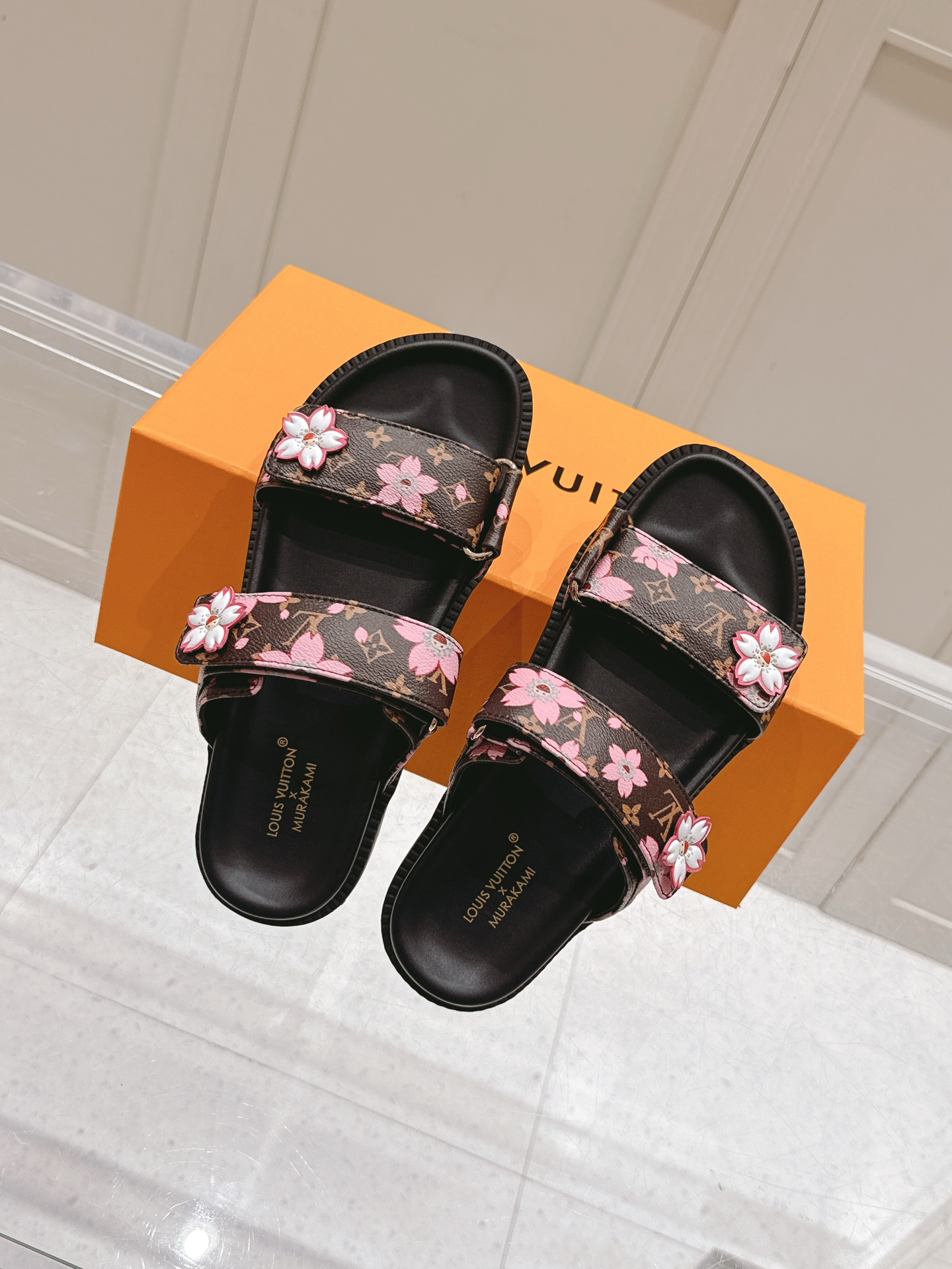 Louis Vuitton LV村上隆联名 L家驴牌BOM DIA COMFORT系列 魔术贴 牛仔布 老花 凉鞋 平底凉拖鞋