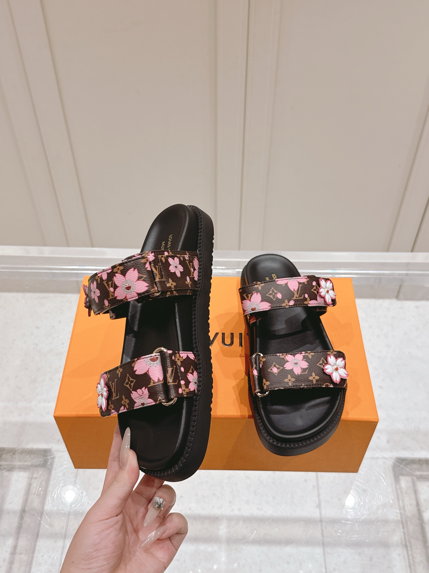 Louis Vuitton LV村上隆联名 L家驴牌BOM DIA COMFORT系列 魔术贴 牛仔布 老花 凉鞋 平底凉拖鞋