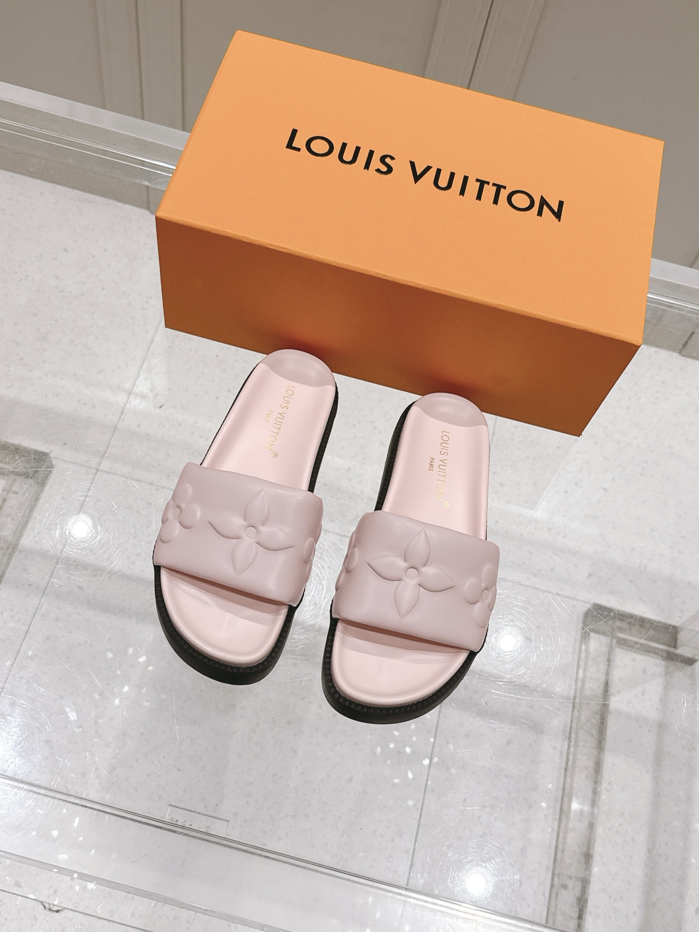 NO:383416,Women's model LV Murakami Takashi Ljia Donkey Brand BOM DIA COMFORT series Velcro denim old flower sandals Flat sandals Original purchase and development Made this model Bom Dia Comfort flat sandals classic Monogram canvas, paired with tough insoles and non-slip rubber outsoles, making the functional design reveals a trendy posture. One shoelace uses Velcro, the other can be adjusted by inscription buckle. Delivery counter exquisite packaging. Original imported head layer cowhide inner imported soft sheepskin original sole original open molded anti-slip rubber material. Sole thickness 3CM Size: women's model 35-40 (customized 41), slippers, louis vuitton, louis vuitton, louis  vuitton, sandals, slippers, cowhide, sheepskin19860909女款 LV村上隆联名 L家驴牌BOM DIA COMFORT系列 魔术贴 牛仔布 老花 凉鞋 平底凉拖鞋 原版购入开发 做货 本款 Bom Dia Comfort 平底凉拖选用经典 Monogram 帆布,搭配韧性鞋垫和防滑橡胶外底,令功能设计显露潮流姿态.一条鞋带采用魔术贴,另一条可通过铭纹搭扣调节 配送专柜精美包装 面料原版进口头层牛皮 内里原版进口柔软羊皮 鞋底原版开模防滑橡胶材质 底厚3CM Size:女款35-40（定制41）,拖鞋,louis vuitton,louis vuitton,louis vuitton,sandals,slippers,cowhide,sheepskin,Women's Shoes