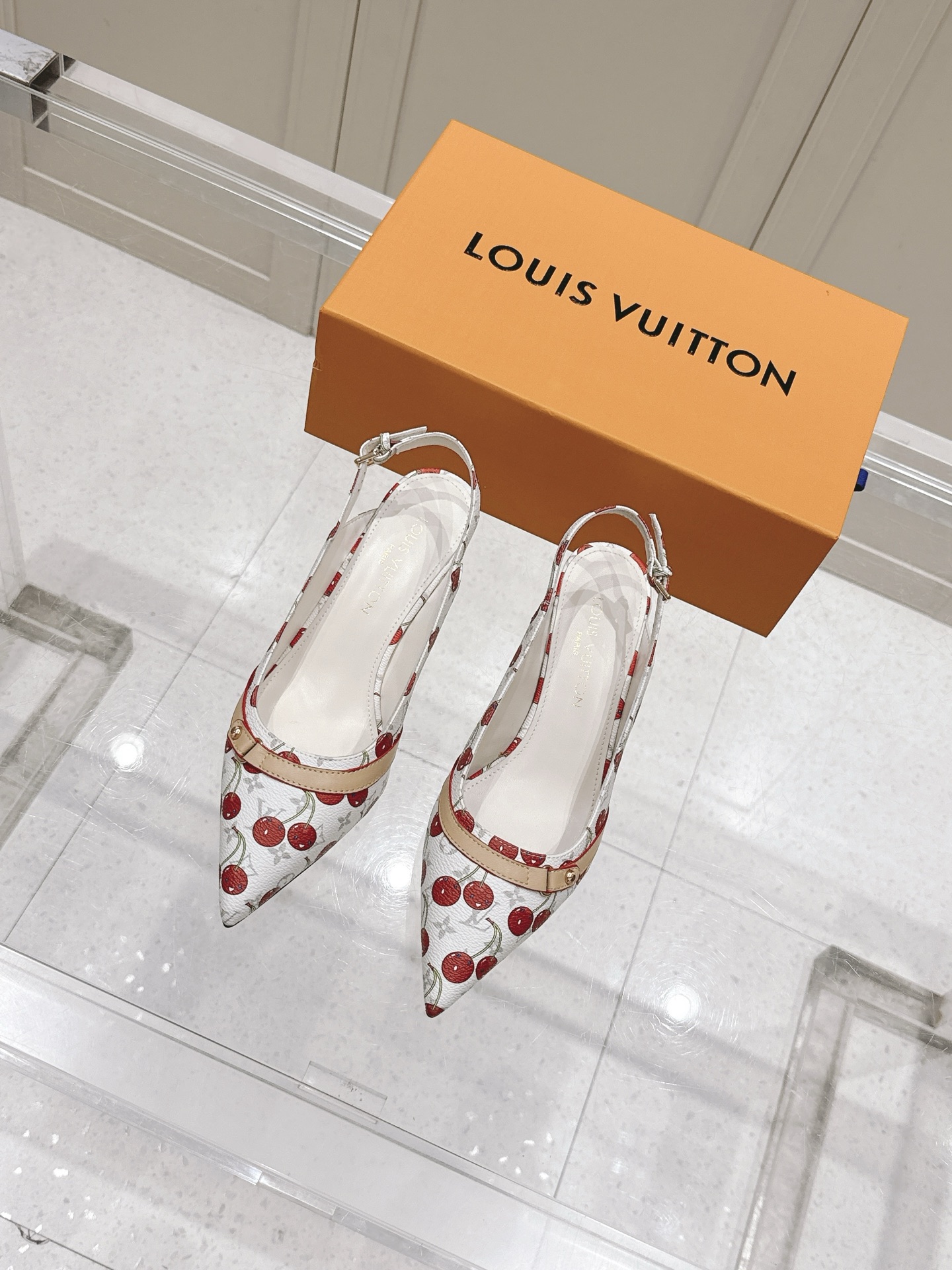 NO:383409,L V Murakami Takashi series Top quality louis vuitton ss25 new arrival~ LV.2025 spring and summer series｜New product of pointed high heels The small pointed toe paired with hollow leather small square buckle can be adjusted and elastic, Lv hardware 'logo' is decorated with embellishment, and the details are particularly high-end!  The sharp styling effect visual feast cannot conceal the elegant temperament of LV. The 4.5cm kitten heel is comfortable and sexy. It is extremely exquisite. The inner footbed A-grade sheepskin soft and breathable. Italian imported leather outsole. Heel height 4.5cm. It is easy to wear without tiring. Size35-40 (41 custom-made, no return or exchange), high heels, sandals, louis vuitton, louis vuitton, sandals, high heels, sheepskin, Leather soles19860909L V 村上隆联名 系列 顶级品质 louis vuitton ss25 new arrival～ LV.2025春夏系列｜尖头高跟鞋新品 鹰嘴小尖头搭配镂空皮条小方扣可调节松紧, Lv五金 “logo”饰以点缀,细节质感特别的高级！犀利的造型效果视觉盛宴难以掩饰lv的优雅气质刚刚好的4.5cm小猫跟,好穿舒适性感精致绝伦～ 内里垫脚A级羊皮 柔软透气 意大利进口真皮大底 跟高4.5cm 好穿不累脚 Size35-40（41定制不退换）,高跟鞋凉鞋,louis vuitton,louis vuitton,sandals,high heels,sheepskin,Leather soles,Women's Shoes