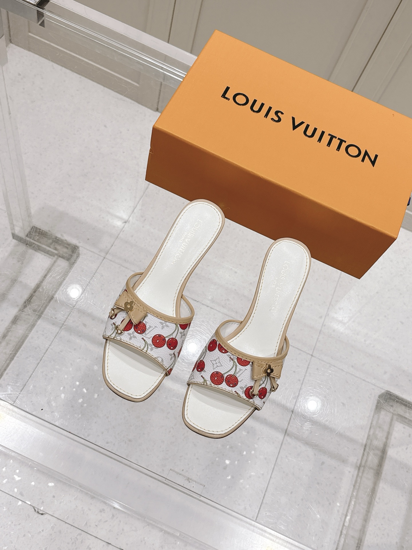 NO:383402,Women's LV x TM Louis Vuitton x Murakami Takashi jointly created 6AM series White Tricolor Flat-soled sandals Original purchase and development Made this 6AM sandals from Louis Vuitton x Murakami Takashi reprint series, full Monogram pattern is soaked in rainbow tones, allowing the brand's classic elements to stretch the distinctive aesthetic style of Japanese artist Takashi Murakami. The upper embellishment is nailed cowhide leather straps, and the details of the bow add exquisite brushstrokes. The delivery counter is exquisitely packaged. Fabric: original custom imported top layer cowhide inner: imported soft sheepskin lining: 5.5cm sole: original open-mold genuine leather outsole Size: 35-39 (customized 40.41), high heel slippers, louis vuitton, louis vuitton, high  heels, slippers, cowhide, sheepskin, Leather soles19860909女款 LV x TM 路易威登x村上隆联名6AM 系列 白三彩 平底 凉拖鞋 原版购入开发 做货 本款 6AM 凉拖出自路易威登 x 村上隆再版系列,为全幅 Monogram 图案浸染彩虹色调,令品牌经典元素舒展日本艺术家村上隆的鲜明美学风格.鞋面点缀饰钉牛皮革带,蝴蝶结细节再添考究笔触 配送专柜精美包装 面料 : 原版定制进口头层牛皮 内里 : 进口柔软羊皮里 跟高 : 5.5cm 鞋底 : 原版开模真皮大底 Size : 35-39（可定制40.41）,高跟鞋拖鞋,louis vuitton,louis vuitton,high heels,slippers,cowhide,sheepskin,Leather soles,Women's Shoes