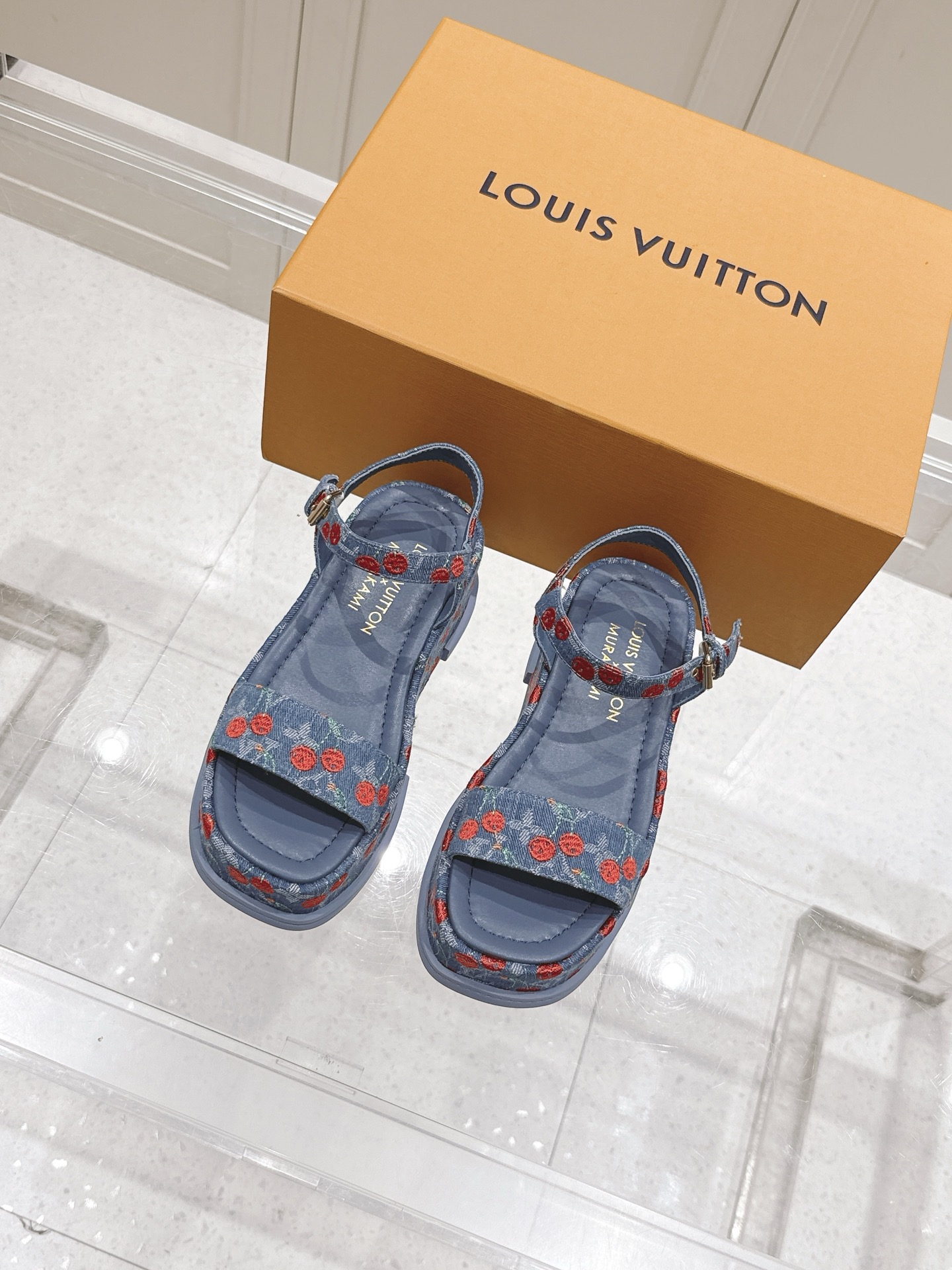NO:383389,Louis Vuitton MAYA FLATFORM sandals This Maya Flatform sandals are made of smooth cowhide leather, allowing wide shoelaces to shuttle between the leather tongue, and then inject the brand essence with the metal LV Circle logo. The rubber outsole inherits the color of the upper, and the light leather thick sole perfects the elegant style. Patent leather cowhide original rubber combination outsole with outsole height 5CM The perfect ** artifact LV Circle logo decoration buckle engraved Louis Vuitton logo Size35-40 (custom made in 41), sandals, louis vuitton, louis vuitton, louis vuitton, tom ford, sandals, cowhide19860909Louis Vuitton 路易威登 MAYA FLATFORM 凉鞋 本款 Maya Flatform 凉鞋选用光滑牛皮革,令宽幅鞋带穿梭于皮革鞋舌之间,再以金属 LV Circle 标识注入品牌底蕴.橡胶外底承袭鞋面色调,轻盈皮革厚底完善雅致风范.漆皮牛皮革原版橡胶组合外底 大底高度5CM 妥妥的**神器 LV Circle 标识装饰 搭扣镂刻路易威登标识 Size35-40（41定做）,凉鞋,louis vuitton,louis vuitton,louis vuitton,tom ford,sandals,cowhide,Women's Shoes