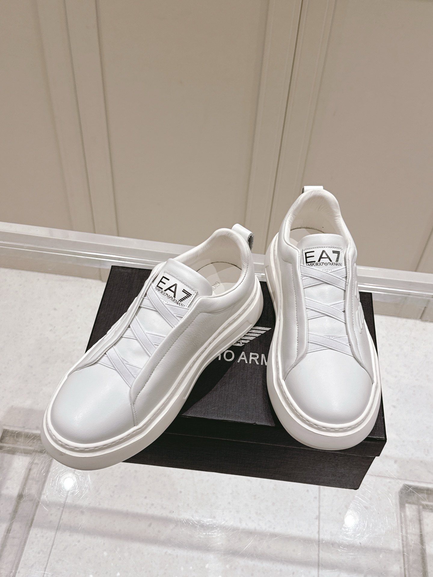 Top: 700 Men’s Emporio Armani EA7 Leisure Sneakers with Unique Design - 图片 4