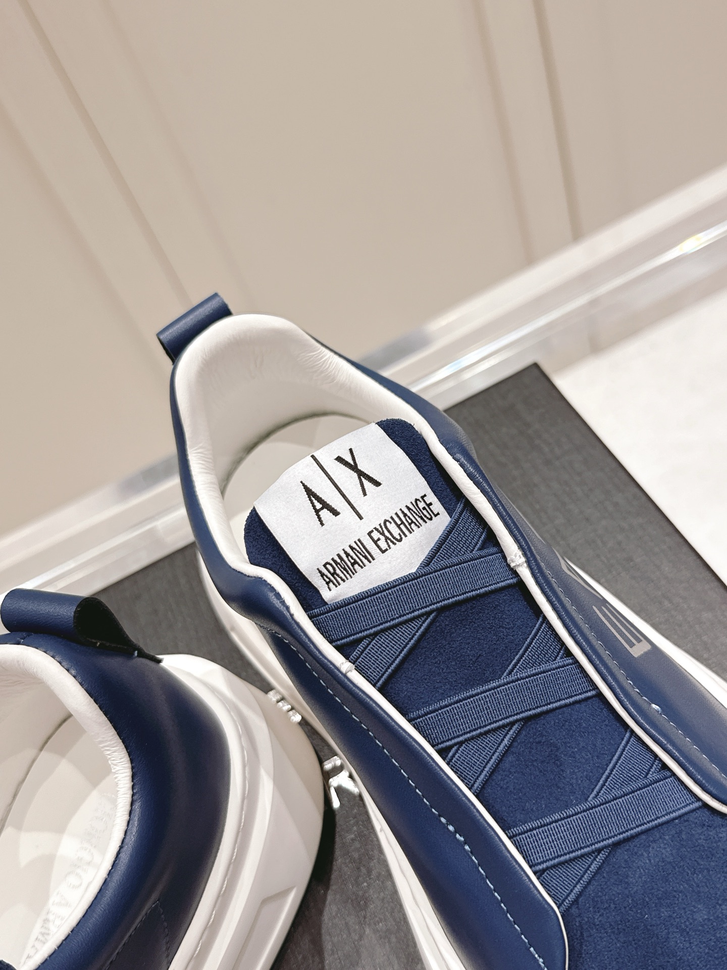 “EA7 Men’s Leisure Sneakers: Stylish Design with Brand Identity, Zirconium Fabric, Custom-made Materials” - 图片 9