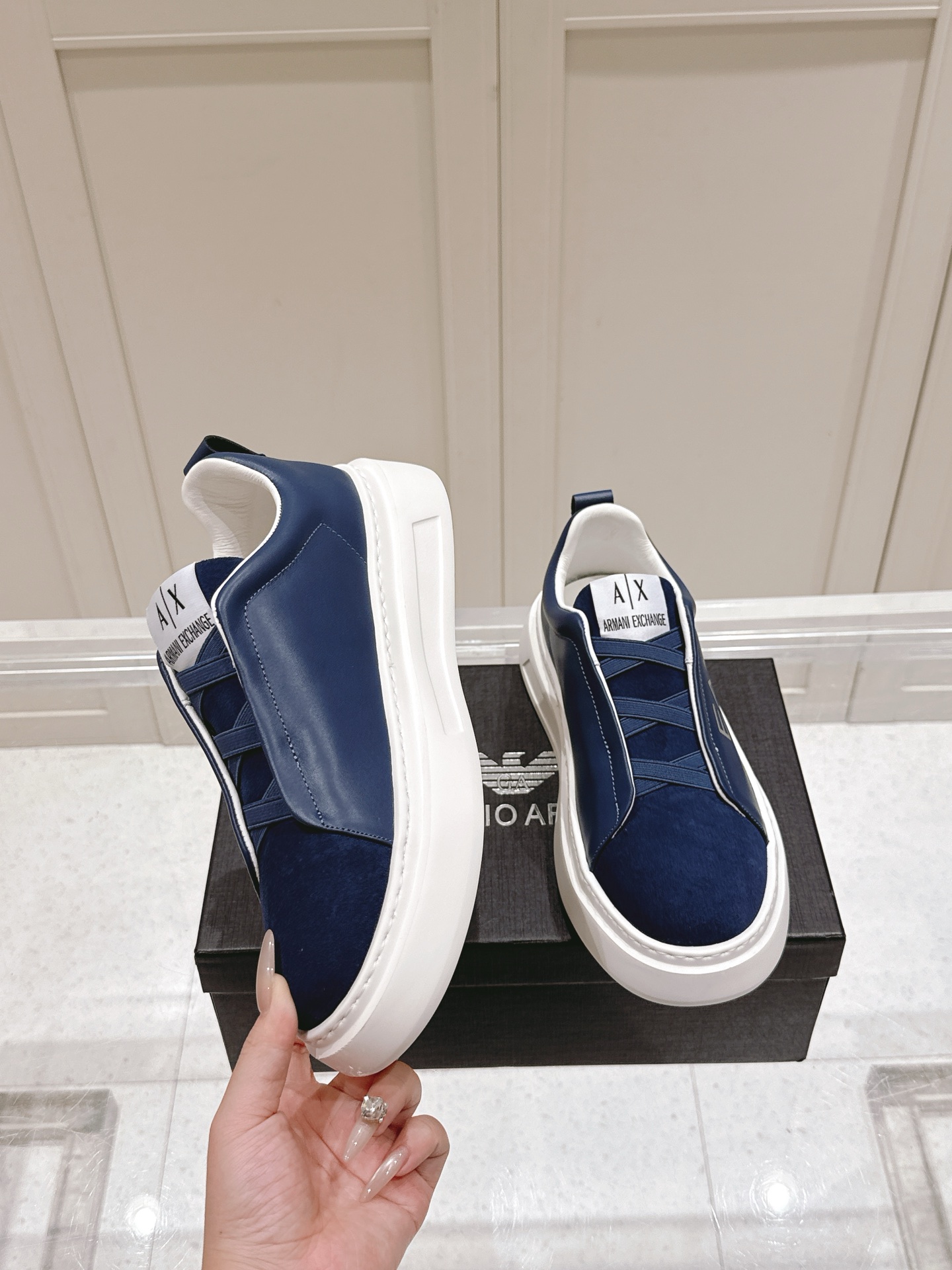 “EA7 Men’s Leisure Sneakers: Stylish Design with Brand Identity, Zirconium Fabric, Custom-made Materials” - 图片 4