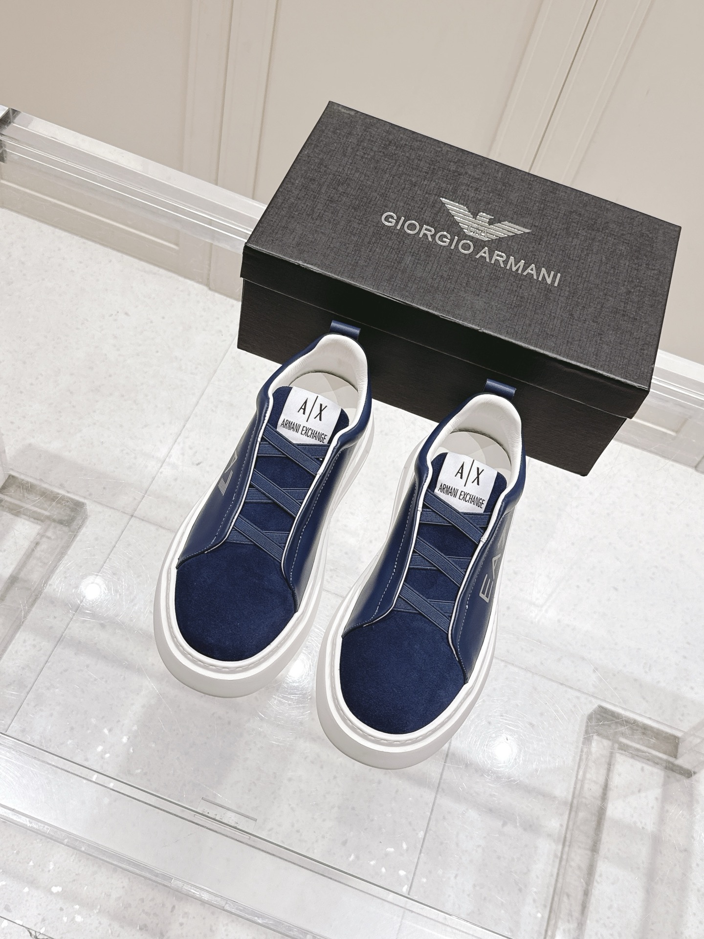 “EA7 Men’s Leisure Sneakers: Stylish Design with Brand Identity, Zirconium Fabric, Custom-made Materials” - 图片 2