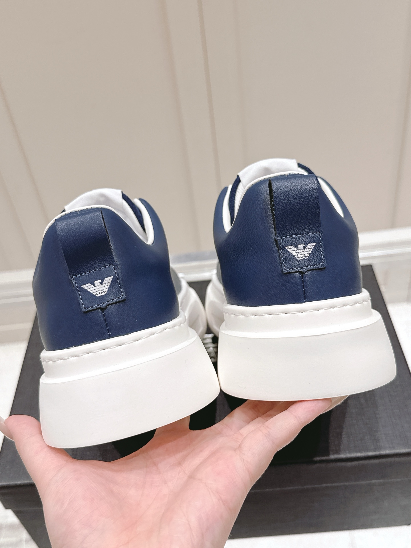 “EA7 Men’s Leisure Sneakers: Stylish Design with Brand Identity, Zirconium Fabric, Custom-made Materials” - 图片 7