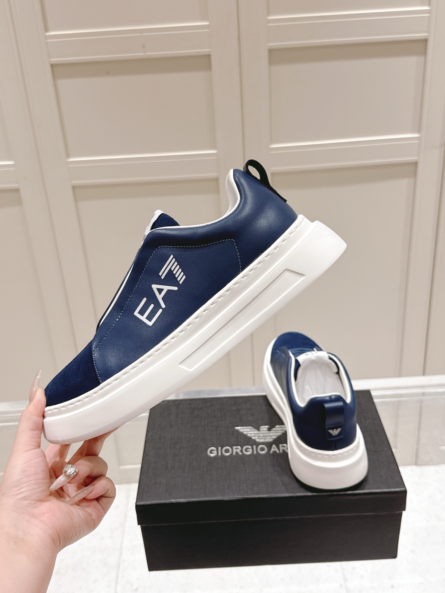 “EA7 Men’s Leisure Sneakers: Stylish Design with Brand Identity, Zirconium Fabric, Custom-made Materials” - 图片 5