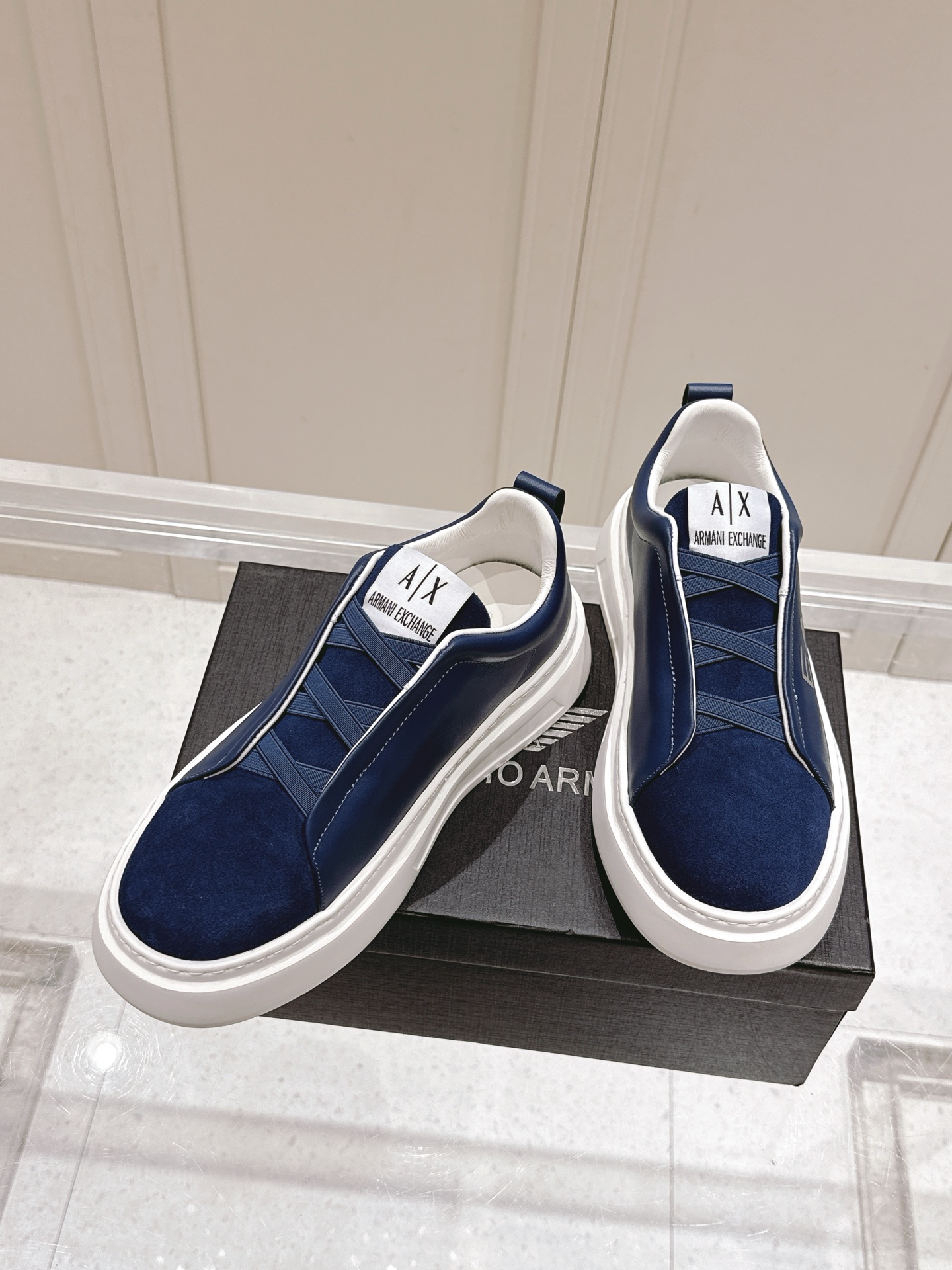 “EA7 Men’s Leisure Sneakers: Stylish Design with Brand Identity, Zirconium Fabric, Custom-made Materials” - 图片 1
