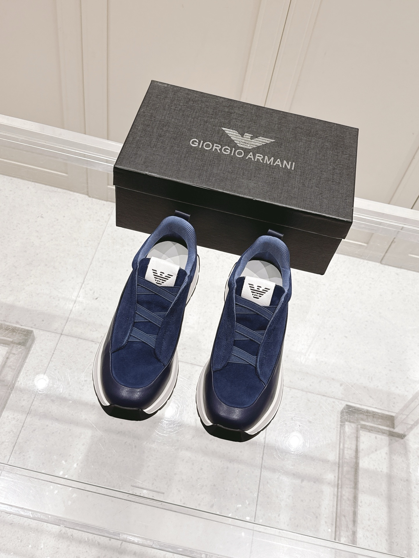 NO:383383,Top version of men's EMPORIO ARMANI EA7 casual sneakers original purchase and development Made this EA7 casual sneakers use embossed eagle logo on the side of the shoe to give a personalized interpretation of the brand. Sports style fashion not only inspires daily clothing, but also affects the design of the shoe. The exquisite packaging of the delivery counter Fabric: Original custom-made top layer cowhide Inner: Original custom soft sheepskin lining Outsole: Original mold-open anti-slip rubber material Sole thickness: 4CM Size: Men's 38-46 (38/45/46 customized size, casual shoes/sports shoes, armani, armani, sneakers, cowhide, sheepskin19860909顶级版本男款 EMPORIO ARMANI阿玛尼 EA7 休闲 运动鞋 原版购入开发 做货 此款 EA7 休闲运动鞋在鞋侧面采用压花大鹰标LOGO,予以品牌感个性化诠释,运动风时尚不仅为日常服装赋予灵感,其甄选材质和细节亦影响了鞋履的设计 配送专柜精美包装 面料: 原版定制头层牛皮 内里: 原版定制柔软羊皮里 大底: 原版开模防滑橡胶材质 底厚: 4CM Size: 男款38-46（38/45/46定制码,休闲鞋/运动鞋,armani,armani,sneakers,cowhide,sheepskin,Women's Shoes