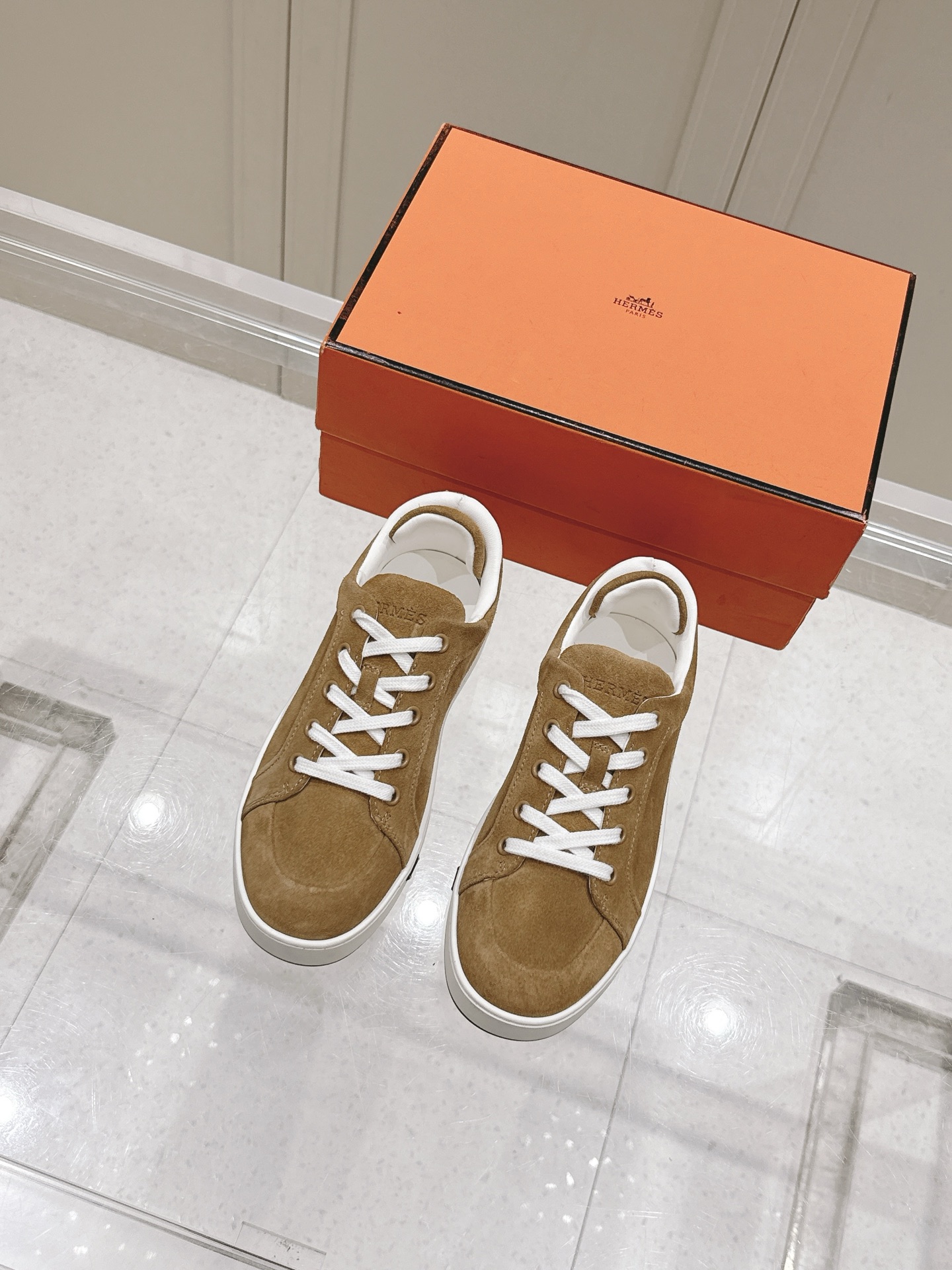 NO:386810,Top version of couples, women and men, Hermes Kid series, casual sports shoes, skateboard shoes, white shoes, original purchase and development, made products, this Kid sneaker, calfskin and suede goatskin sneakers, decorated with the iconic 'H' details. The design is simple and smooth, creating a fashionable urban shape, exquisite packaging for delivery counter, original custom imported head layer cowhide, soft sheepskin, sole original open mold-proof TPU material, sole thickness 2.5CM: Couple style 35-44 (female 41 men, 38.45 customized size, casual shoes/sports shoes, hermes, hermes, sneakers, cowhide, sheepskin, chamois leather19860909顶级版本情侣款 女男 Hermes爱马仕Kid系列 休闲 运动鞋 滑板鞋 小白鞋 原版购入开发 做货 这款Kid运动鞋 小牛皮和麂皮山羊皮运动鞋,饰有标志性“H”细节. 设计简约流畅,打造时尚都市造型 配送专柜精美包装 面料原版定制进口头层牛皮 内里进口柔软羊皮 鞋底原版开模防滑TPU材质 底厚2.5CM Size:情侣款35-44（女41男38.45定制码,休闲鞋/运动鞋,hermes,hermes,sneakers,cowhide,sheepskin,chamois leather,Women's Shoes