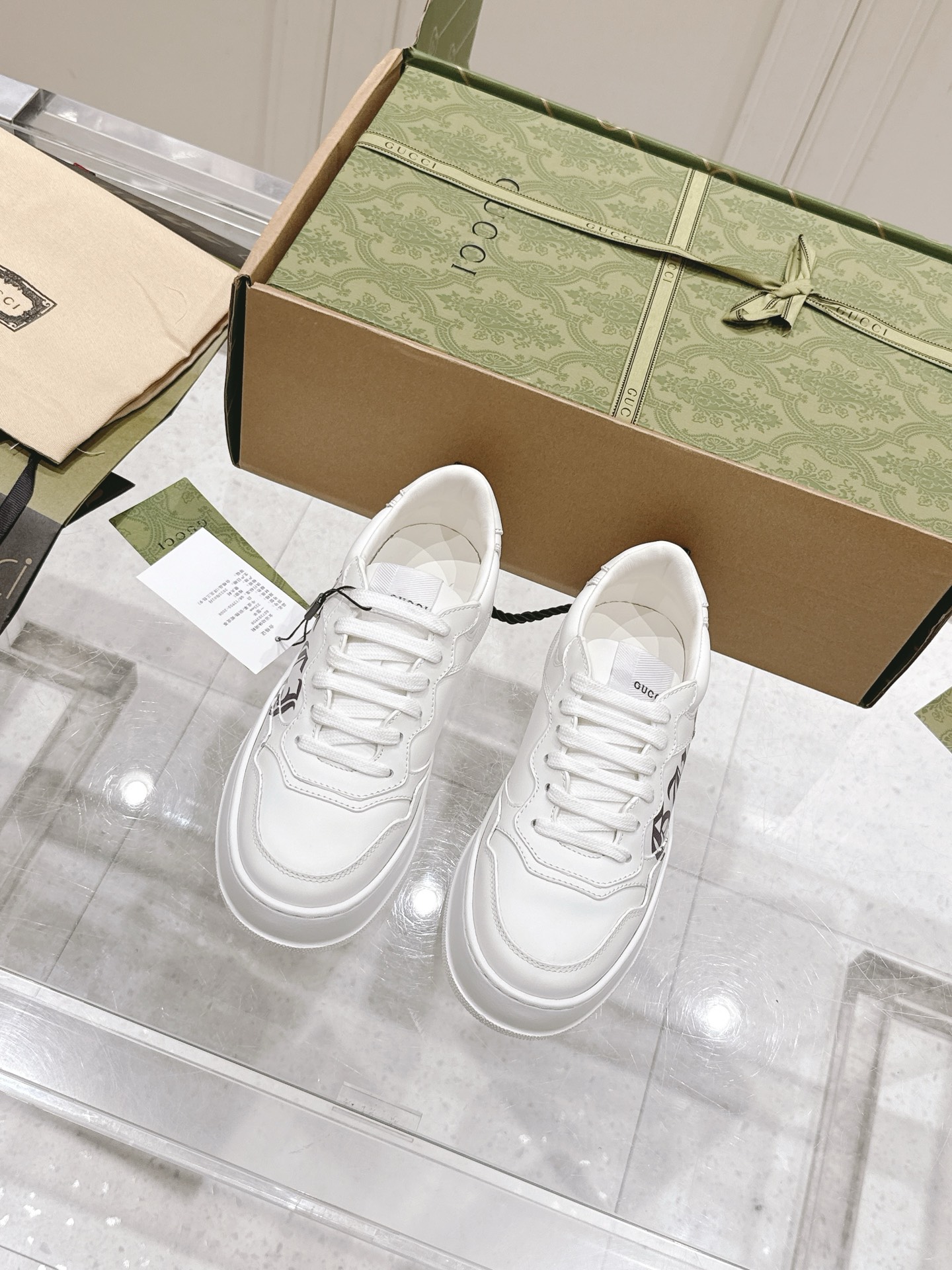 NO:386797,High-version: Women's / Men's Gucci Chunky B series couple's sports white shoes Original purchase, development, and making products!  The brand's classic webbing elements are released simultaneously. The inspiration for the brand's classic webbing elements is Gucci's equestrian origin. Every season, it will be reinterpreted through various novel and unique designs and styles. It presents the leather sneakers in red and blue details, combining the three classic elements of dad shoes, white shoes, and dirty shoes to interpret the design concept of fusion of sports and leisure that the brand advocates. The thick-soled design makes the sports shoes feel retro. The most important thing is that the shoes are very light. The delivery counter is exquisitely packaged. Fabric: original custom imported cowhide. Punching technology. Inner: water-dyed sheepskin lining. Outsole: original mold-opening IP foamed sole. Sole thickness: 4CM Size: women's size 35-40 /  Men's size 39-44 (Female 41.42. Male 38.45.46 customized), casual shoes/sports shoes, gucci, gucci, sneakers, cowhide, sheepskin19860909高版本: 女款 / 男款 Gucci 古驰 Chunky B系列情侣款运动小白鞋 原版购入 开发 做货！专柜同步发售 品牌经典织带元素的灵感源自Gucci的马术本源.在每一季,它都会透过各种新颖别致的设计和风格重新解读.它以红蓝细节呈现在这款皮革运动鞋上 结合老爹鞋 小白鞋 小脏鞋 三大经典款元素 演绎出品牌所推崇的运动与休闲相融合的设计理念.厚底设计令运动鞋流露出复古感 最重要的是鞋子非常轻盈 配送专柜精美包装 面料: 原版定制进口牛皮 冲孔工艺 内里: 水染羊皮里 大底: 原版开模IP发泡大底 底厚: 4CM Size: 女码35－40 / 男码39－44（女41.42.男38.45.46定制）,休闲鞋/运动鞋,gucci,gucci,sneakers,cowhide,sheepskin,Women's Shoes