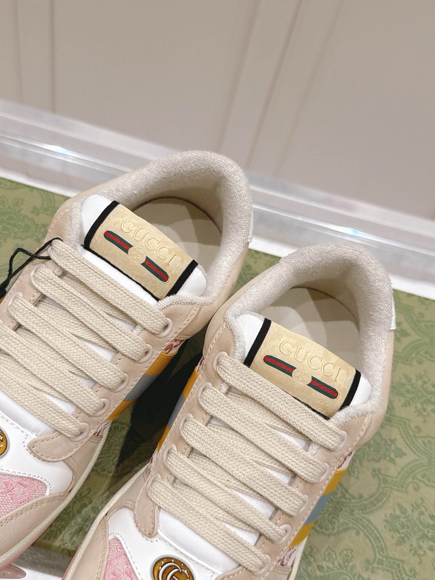 NO:392624,Men's 10 couples Gucci Gucci classic G home rhinestones, small dirty shoes, old dirty shoes, sports shoes, original purchase, development Screener series sneakers are inspired by classic sports shoes of the 1970s, named after the defensive action in sports, with striped webbing on the sides and embellished with retro Gucci logo. This sneaker is made of GG canvas material. The purple leather details are contrasted to increase depth for the item, and the details are more full. The delivery counter is exquisitely packaged Fabric: imported beef matte leather + presbyopia double G cloth Inner original custom towel velvet sole original open mold TPU outsole Sole 2.5CM thick Sole Size: Women's 35-40 (customized 34.41.42) Size:  Men's 39-44 (customized 38/45/46), casual shoes/sports shoes, gucci, gucci, sneakers19860909男10 情侣款 Gucci 古奇经典款G家水钻 小脏鞋 做旧 脏脏鞋 运动鞋 原版购入 开发 Screener系列运动鞋以70年代经典运动鞋为灵感原型,取名自体育运动中的防守动作,侧面饰有条纹织带,并点缀复古Gucci标识.这款运动鞋采用GG帆布材质.紫色皮革细节以鲜明对比为单品增加深度,细节更显丰满. 配送专柜精美包装 面料:进口牛磨砂皮+老花双G布 内里原版定制毛巾绒里 鞋底原版开模TPU大底 底厚2.5CM Size: 女款35-40（定制34.41.42） Size: 男款39-44（定制38/45/46）,休闲鞋/运动鞋,gucci,gucci,sneakers,Women's Shoes