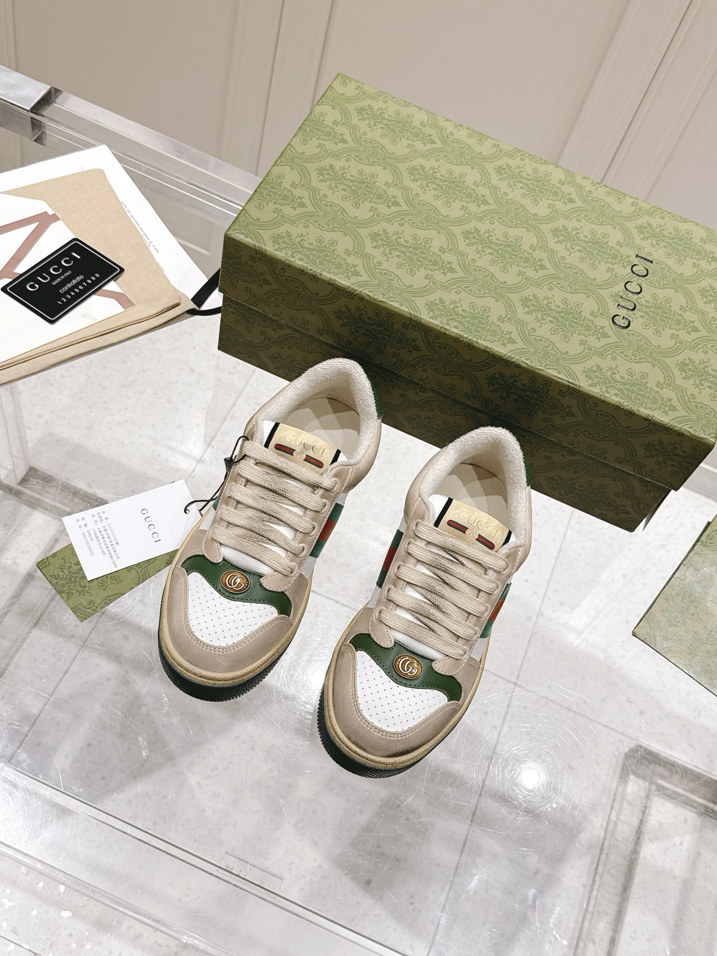 NO:487090,Top version of couples, women and men Gucci classic G home rhinestones, small dirty shoes, old dirty shoes, sports shoes, original purchase, development Screener series sneakers are inspired by classic sports shoes in 1970s, named after the defensive action in sports, with striped webbing on the sides and embellished with retro Gucci logo. This sneaker is made of GG canvas material. The purple leather details are contrasted to increase depth for the item, and the details are more full. The delivery counter is exquisitely packaged Fabric: imported beef matte leather + presbyopia double G cloth Inner original custom towel velvet sole original open mold TPU outsole Sole 2.5CM thick Sole Size: Women's model 35-40 (customized 34.41.42) Size:  Men's 39-44 (customized 38/45/46), casual shoes/sports shoes, gucci, gucci, gucci, sneakers19860909顶级版本情侣款 女男 Gucci古驰经典款G家水钻 小脏鞋 做旧 脏脏鞋 运动鞋 原版购入 开发 Screener系列运动鞋以70年代经典运动鞋为灵感原型,取名自体育运动中的防守动作,侧面饰有条纹织带,并点缀复古Gucci标识.这款运动鞋采用GG帆布材质.紫色皮革细节以鲜明对比为单品增加深度,细节更显丰满. 配送专柜精美包装 面料:进口牛磨砂皮+老花双G布 内里原版定制毛巾绒里 鞋底原版开模TPU大底 底厚2.5CM Size: 女款35-40（定制34.41.42） Size: 男款39-44（定制38/45/46）,休闲鞋/运动鞋,gucci,gucci,gucci,sneakers,Women's Shoes