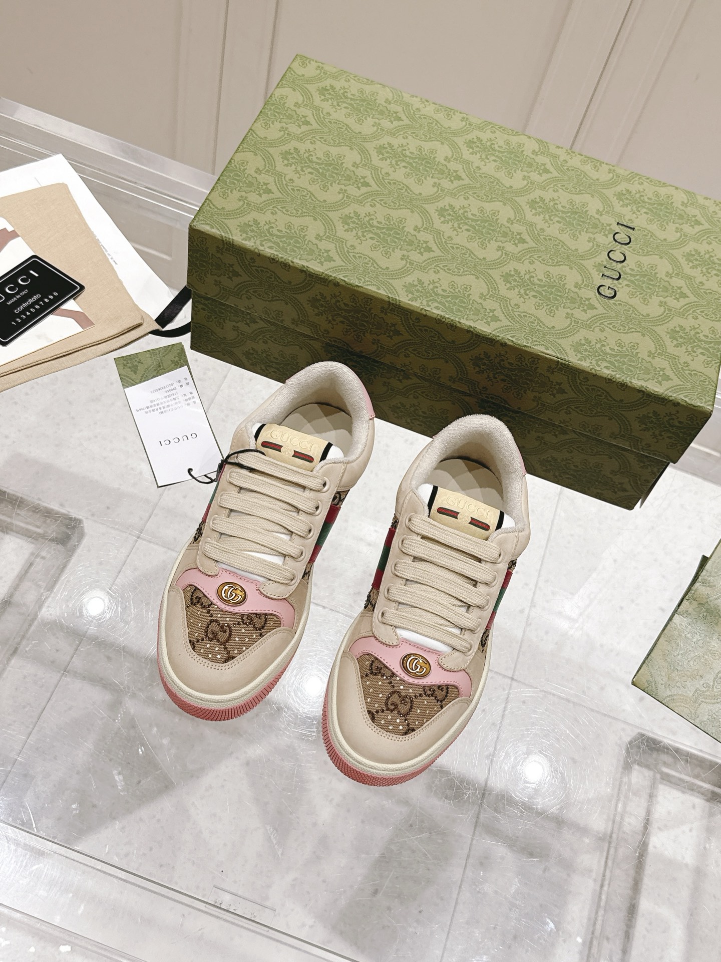 NO:487095,Top version of couple model, hot diamond model, 290 men, Gucci Gucci classic G home rhinestones, small dirty shoes, old dirty shoes, sports shoes, original purchase, development Screener series sports shoes are inspired by classic sports shoes of the 1970s, named after the defensive action in sports, with striped webbing on the sides, and embellished with retro Gucci logo. This sneaker is made of GG canvas material. The purple leather details are contrasted to increase depth for the item, and the details are more plump. Delivery counter exquisite packaging Fabric: imported beef matte leather + presbyopia double G cloth Inner original custom towel velvet sole original open mold TPU outsole Sole 2.5CM thick Sole Size: Women's model 35-40 (customized 34.41.42) Size:  Men's 39-44 (customized 38/45/46), casual shoes/sports shoes, gucci, gucci, gucci, sneakers19860909顶级版本情侣款 烫钻款,女290男 Gucci古驰经典款G家水钻 小脏鞋 做旧 脏脏鞋 运动鞋 原版购入 开发 Screener系列运动鞋以70年代经典运动鞋为灵感原型,取名自体育运动中的防守动作,侧面饰有条纹织带,并点缀复古Gucci标识.这款运动鞋采用GG帆布材质.紫色皮革细节以鲜明对比为单品增加深度,细节更显丰满. 配送专柜精美包装 面料:进口牛磨砂皮+老花双G布 内里原版定制毛巾绒里 鞋底原版开模TPU大底 底厚2.5CM Size: 女款35-40（定制34.41.42） Size: 男款39-44（定制38/45/46）,休闲鞋/运动鞋,gucci,gucci,gucci,sneakers,Women's Shoes