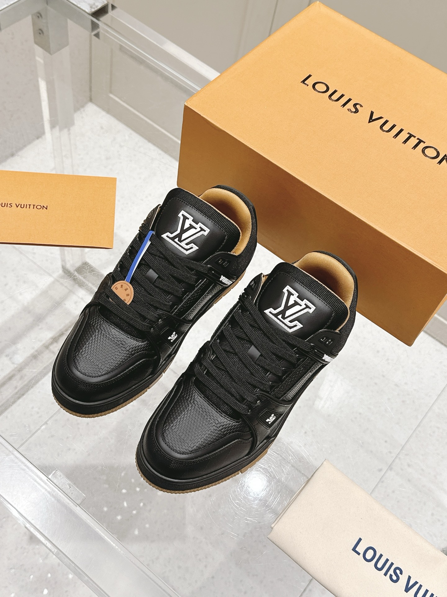 NO:391083,Top version of couples LV Louis Vuitton L Home Donkey Trainer Series Couple models Casual Sports Shoes Skateboard Shoes Original Purchase and Development Made Production This LV Trainer sneakers are designed by Denning cloth men's art director Pharrell Williams. The rubber Vuitton logo and LV letters are incorporated into the craftsmanship upper, and then the delicate outsole is lit with Monogram flowers. The original configuration is inspired by Virgil Abloh, showing the inspiration of retro basketball shoes. The delivery counter is exquisitely packaged Fabric: Original custom imported tannin denim Inner: Original custom breathable net Outsole: Original open mold-proof TPU combination sole Thickness: 3CM Size:  Women's 35-41 / Men's 38-46, casual shoes/sports shoes, louis vuitton, louis vuitton, louis vuitton, versace, louis vuitton, sneakers19860909顶级版本情侣款 LV 路易威登L家 驴牌 Trainer系列 情侣款 休闲 运动鞋 滑板鞋 原版购入开发 做货 本款 LV Trainer 运动鞋为丹宁布铺陈男装艺术总监 Pharrell Williams 设计的 LVers Damier 图案,于工致鞋面融入橡胶 Vuitton 标识和 LV 字母,再以 Monogram 花卉点亮细腻外底.原版构型出自 Virgil Abloh 之手,展现复古篮球鞋的灵感启发 配送专柜精美包装 面料: 原版定制进口单宁牛仔 内里: 原版定制透气网里 大底: 原版开模防滑TPU组合大底 底厚: 3CM Size: 女款35-41 / 男款38-46,休闲鞋/运动鞋,louis vuitton,louis vuitton,louis vuitton,versace,louis vuitton,sneakers,Women's Shoes