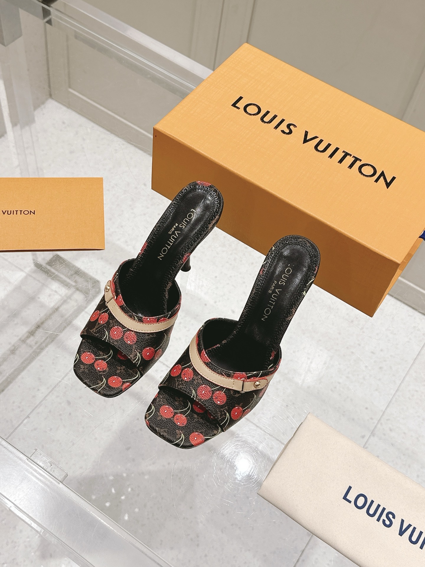 NO:391065,Women's LV x TM Louis Vuitton x Murakami Takashi jointly created 6AM series White Tricolor Flat-soled sandals Original purchase and development Made this 6AM sandals from Louis Vuitton x Murakami Takashi reprint series, full Monogram pattern is soaked in rainbow tones, allowing the brand's classic elements to stretch the distinctive aesthetic style of Japanese artist Takashi Murakami. The upper embellishment is nailed cowhide leather straps, and the details of the bow add exquisite brushstrokes. The delivery counter is exquisitely packaged. Fabric: original custom imported top layer cowhide inner: imported soft sheepskin lining: 7.5cm sole: original open-mold genuine leather outsole Size: 35-39 (customized 40.41), high heel slippers, louis vuitton, louis vuitton, high  heels, slippers, cowhide, sheepskin, Leather soles19860909女款 LV x TM 路易威登x村上隆联名6AM 系列 白三彩 平底 凉拖鞋 原版购入开发 做货 本款 6AM 凉拖出自路易威登 x 村上隆再版系列,为全幅 Monogram 图案浸染彩虹色调,令品牌经典元素舒展日本艺术家村上隆的鲜明美学风格.鞋面点缀饰钉牛皮革带,蝴蝶结细节再添考究笔触 配送专柜精美包装 面料 : 原版定制进口头层牛皮 内里 : 进口柔软羊皮里 跟高 : 7.5cm 鞋底 : 原版开模真皮大底 Size : 35-39（可定制40.41）,高跟鞋拖鞋,louis vuitton,louis vuitton,high heels,slippers,cowhide,sheepskin,Leather soles,Women's Shoes