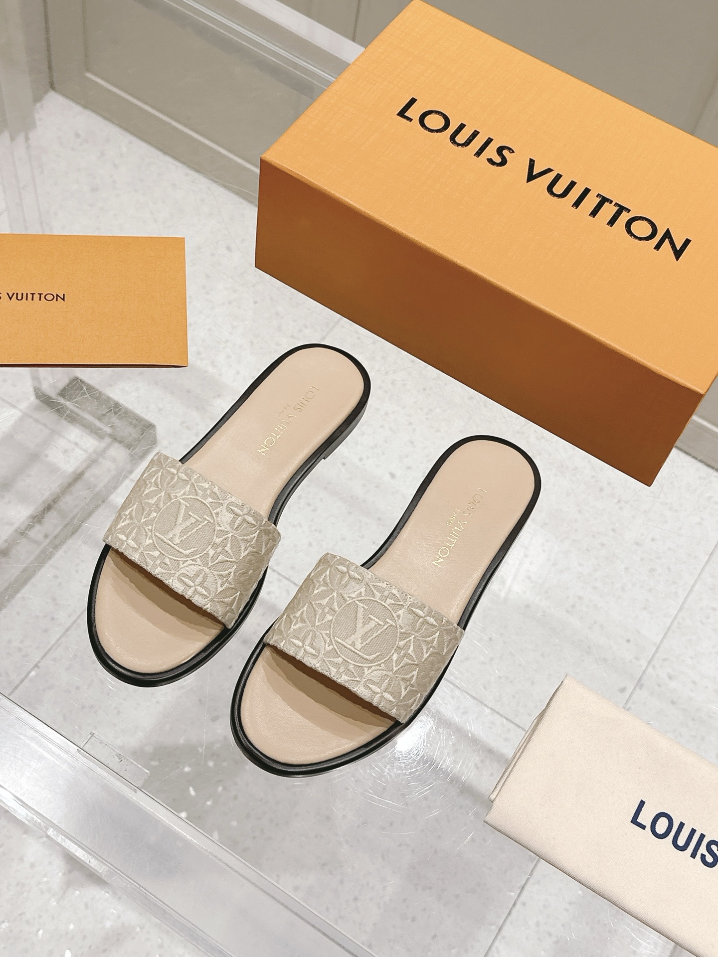 NO:392573,Louis Vuitton ss25 new arrival LV donkey brand spring and summer new series high-heeled slippers Simple and exquisite, full of high-end feel, showing elegant temperament ~ super beautiful on the feet, full of summer beautiful shoes, imported upper imported cowhide 3D printing inner lining sheepskin lining outsole size 35-41 (40.41 custom made without return or exchange), slippers, louis vuitton, louis vuitton, louis vuitton, slippers, cowhide, sheepskin, Leather soles19860909Louis Vuitton ss25 new arrival LV驴牌春夏新品系列高跟拖鞋 简约精致,高级感满满,尽显优雅气质～上脚超好看,拉满了夏日美鞋的绝绝子 鞋面进口头层牛皮3d打印 内里羊皮内里 大底意大利进口真皮大底 码数35-41（40.41订做不退换）,拖鞋,louis vuitton,louis vuitton,louis vuitton,slippers,cowhide,sheepskin,Leather soles,Women's Shoes