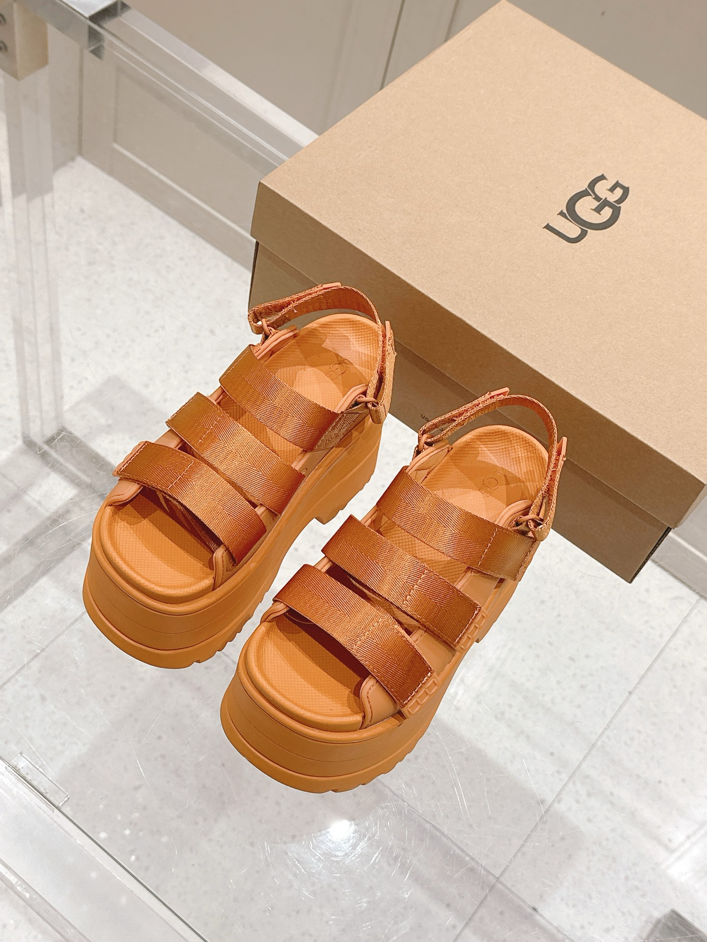 NO:402331,: 'Exclusive Top Version' UGG~25vs Spring and Summer Hot Sponge Cake Thick-soled Sandal Series... [Sponge Cake Thick-soled Sandals] It focuses on a casual and simple, generous and elegant, and exclusive romance in summer!  !  Fabric: Original custom cowhide Velcro Inner: Original custom sheepskin Finger pad: Original custom EVA Outsole: Original mold foamed sole (10cm) Size: 35-39 (40 customization without return and exchange) Packaging: Original full package Color: Synchronous update of official website, sandals, sandals, cowhide, sheepskin19860909:《独家顶级版本》 UGG~25vs春夏爆款松糕厚底凉鞋系列……【松糕厚底凉鞋】 主打一个随心索性 简单大方不失优雅 夏天的专属浪漫！！ 面料:原版定制牛皮魔术贴 内里:原版定制羊皮 垫脚:原版定制EVA 大底:原版开模发泡大底（10cm） 码数:35-39（40定制不退换） 包装:原版全套包装 颜色:官网同步更新,凉鞋,sandals,cowhide,sheepskin,Women's Shoes