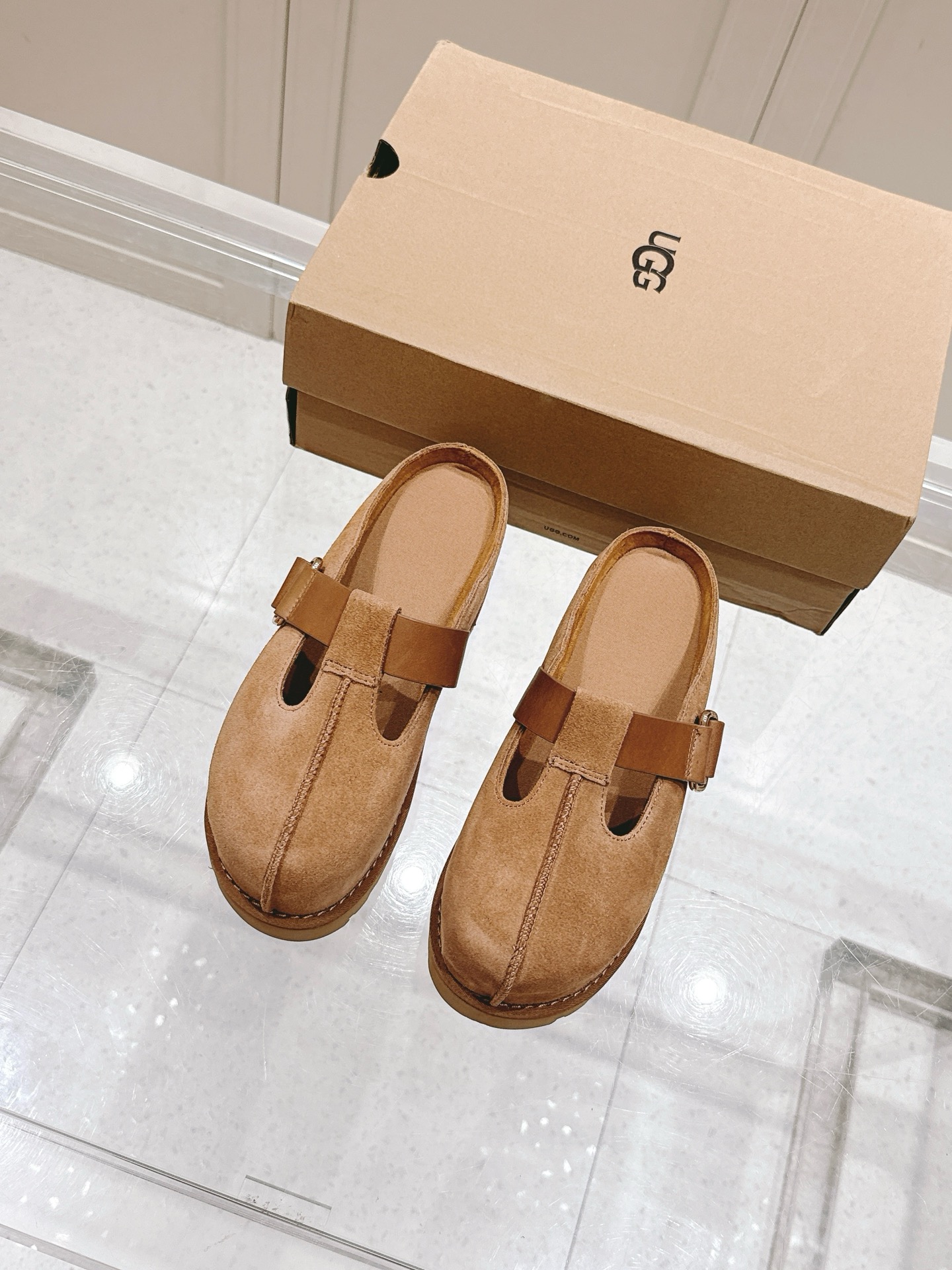 NO:402320,: 'Exclusive Top Version' UGG~25vs Spring and Summer Hot Sponge Cake Thick-soled Sandal Series... [Sponge Cake Thick-soled Semi-torch] The main feature is a casual style, simple, generous and elegant, exclusive romance in summer!  !  Fabric: Original custom cowhide Inner: Original custom EVA foot pad: Original custom EVA Big sole: Original open mold rubber bottom (7cm) Number of codes: 35-39 (40 customization without return and exchange) Packaging: Original full set of packaging Color: Official website synchronized 3 colors, semi-drag, sandals, cowhide19860909:《独家顶级版本》 UGG~25vs春夏爆款松糕厚底凉鞋系列……【松糕厚底半拖】 主打一个随心索性 简单大方不失优雅 夏天的专属浪漫！！ 面料:原版定制牛皮 内里:原版定制EVA 垫脚:原版定制EVA 大底:原版开模橡胶大底（7cm） 码数:35-39（40定制不退换） 包装:原版全套包装 颜色:官网同步3色出,半拖,sandals,cowhide,Women's Shoes