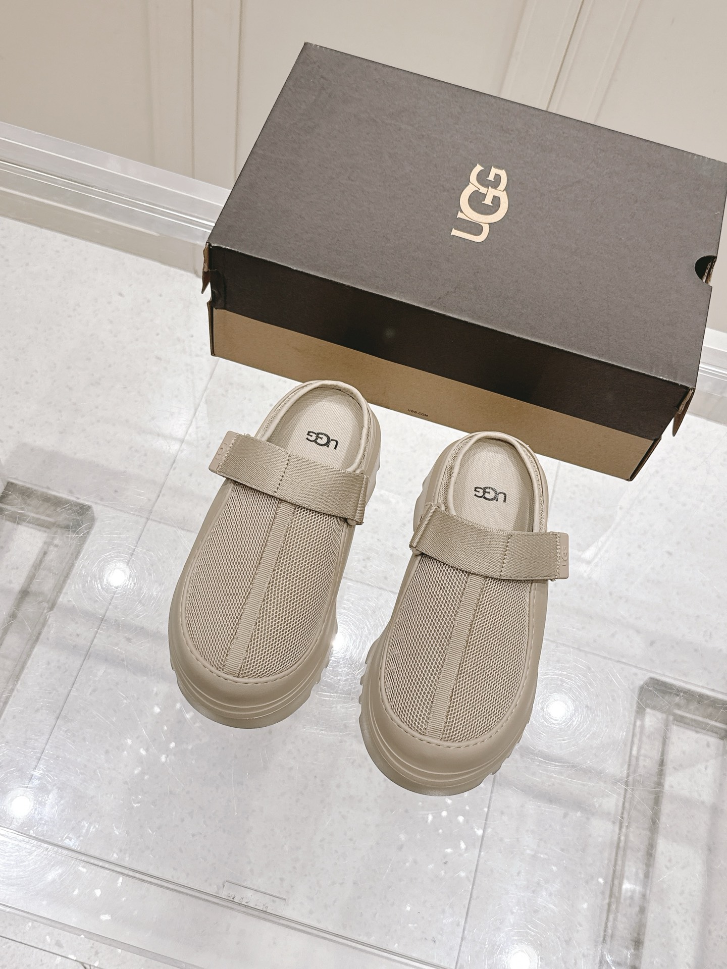 Fábrica: "Versión superior exclusiva" para hombres y mujeres UGG ~ Serie de sandalias de suela gruesa con pla…