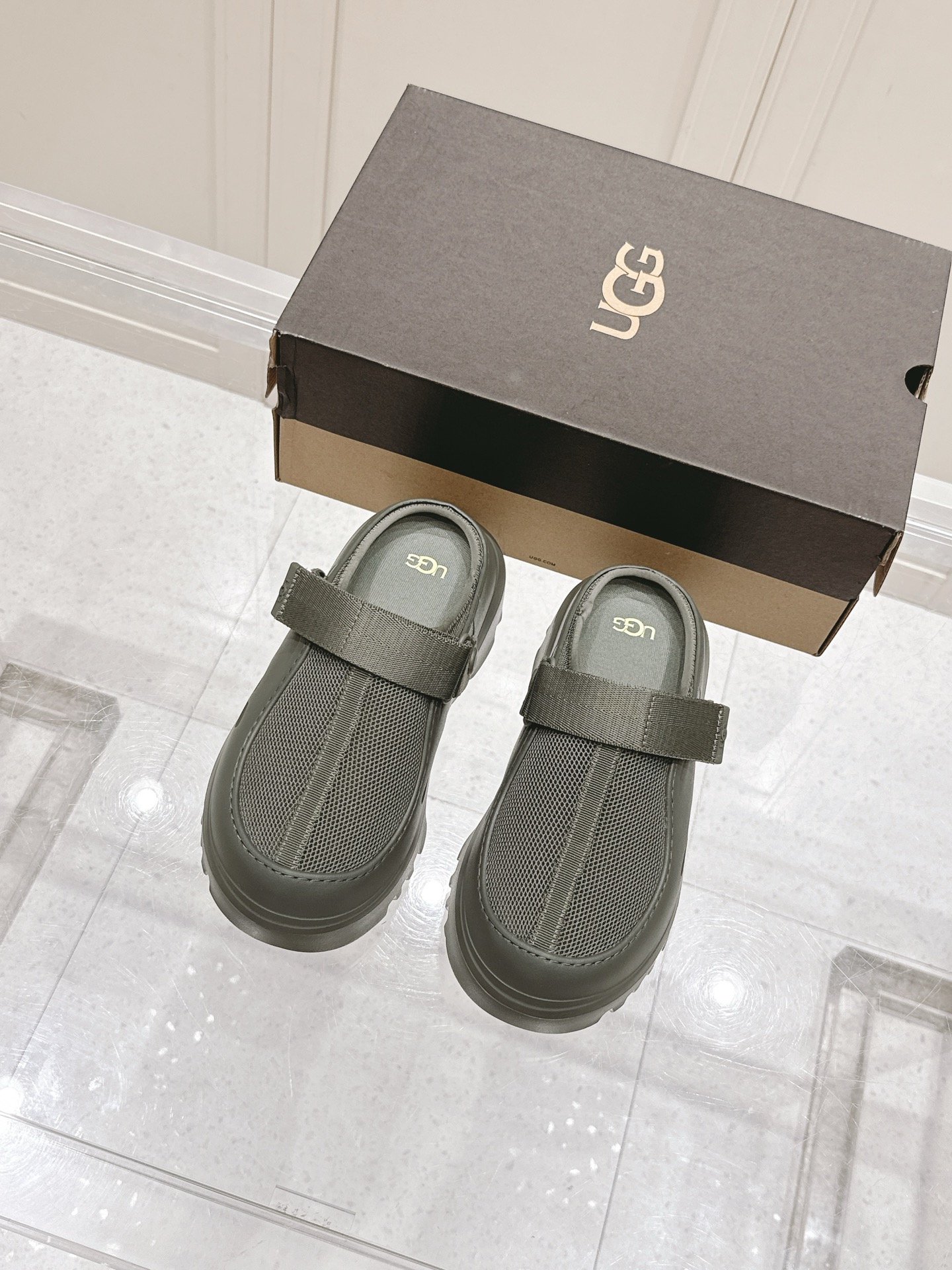 NO:402326,: 'Exclusive Top Version' for men and women UGG~25vs spring and summer hot spring and summer sponge cake thick-soled sandals series... [Sponge cake thick-soled semi-drag] The main feature is a casual style, simple, generous and elegant, exclusive romance in summer!  !  Fabric: Original custom cowhide breathable net Inner: Original custom EVA foot pad: Original custom EVA big sole: Original open mold rubber bottom Number of codes: 35-44 (female 40.41. male 39.45 customization without return) Packaging: Original full set of packaging Color: Official website synchronized 4 colors, semi-drag, sandals, cowhide19860909:女男《独家顶级版本》 UGG~25vs春夏爆款松糕厚底凉鞋系列……【松糕厚底半拖】 主打一个随心索性 简单大方不失优雅 夏天的专属浪漫！！ 面料:原版定制牛皮透气网 内里:原版定制EVA 垫脚:原版定制EVA 大底:原版开模橡胶大底 码数:35-44（女40.41.男39.45定制不退换） 包装:原版全套包装 颜色:官网同步4色出,半拖,sandals,cowhide,Women's Shoes