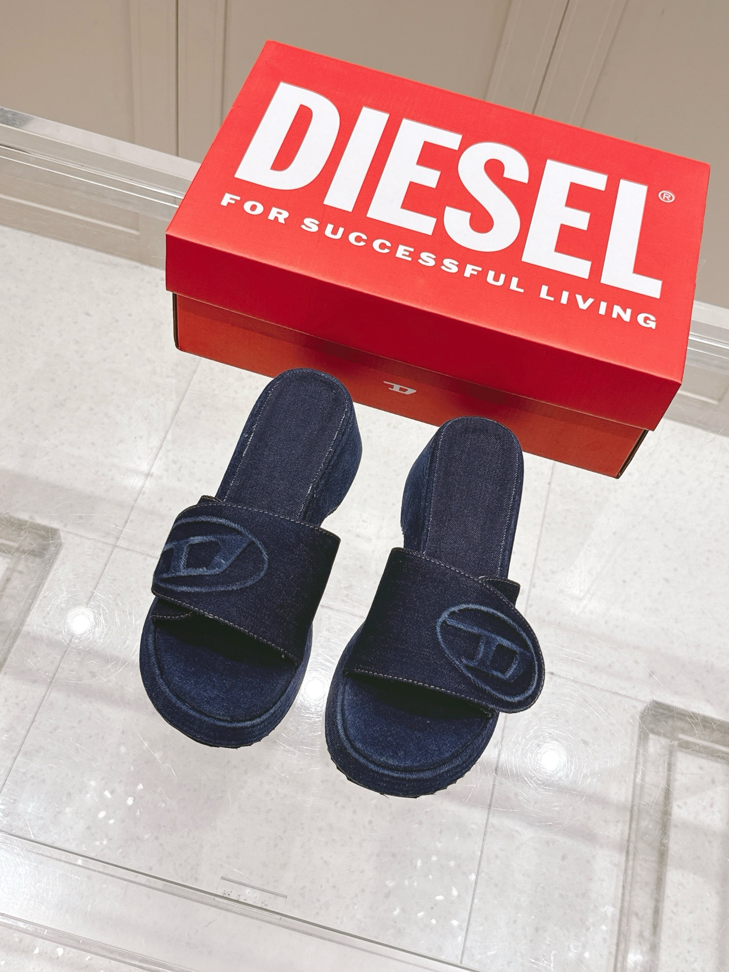 NO:402306,: 'Exclusive Top Version' Diesel ~ 25VS Spring and Summer New Sandals Series... 'Round Head Thick-Soled Sandals' Ultra-high-quality original development, no matter the last, lines, details, and every bit, there is zero gap with the original, minimalist style design; plain surface is fashionable and refreshing; 5cm thick sole increases height; perfect stretching leg curves... Fabric original imported denim, inner lining original imported denim, foot pad original imported denim, large sole original open mold non-slip sole, size 35-39 (40. Customized, no return or exchange) Official color update, slippers, slippers19860909:《独家顶级版本》 迪赛Diesel～25VS春夏新款凉拖系列… 《圆头厚底凉拖》 超高品质原版开发、无论是楦型、线条、细节、一点一滴都与原版零差距、极简风格设计；素面时尚清爽；5cm厚底增高；完美拉伸腿部曲线…… 面料原版进口牛仔布 内里原版进口牛仔布 垫脚原版进口牛仔布 大底原版开模防滑大底 码数35-39（40.定制不退换） 颜色官方同步更新,拖鞋,slippers,Women's Shoes