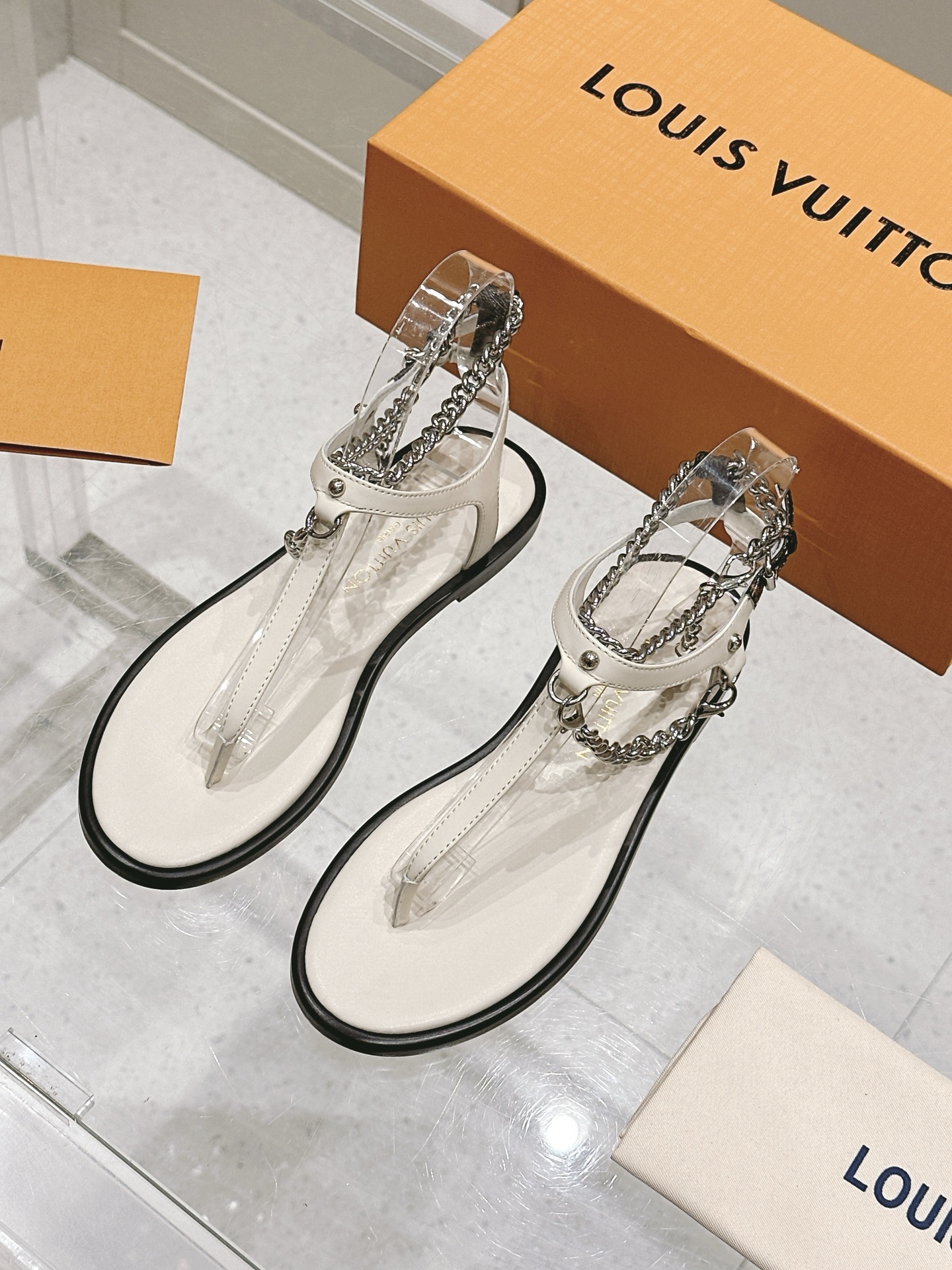 NO:402301,Top version LOUIS VUITTON 25 latest Vibe chain flat-sole lv strap sandals upper cowhide original metal chain footbed sheepskin sole Italian thick leather outsole Size35-41 (40.41 custom made without return or exchange), split-toed shoes, louis vuitton, louis vuitton, louis vuitton, louis vuitton, sandals, cowhide, sheepskin, Leather soles19860909顶级版本 LOUIS VUITTON 路易威登 25最新 Vibe 链条 平底人字 lv 一字带凉鞋 鞋面牛皮原版金属链条 垫脚羊皮 鞋底意大利加厚真皮大底 Size35-41（40.41定做不退换）,分趾鞋,louis vuitton,louis vuitton,louis vuitton,sandals,cowhide,sheepskin,Leather soles,Women's Shoes