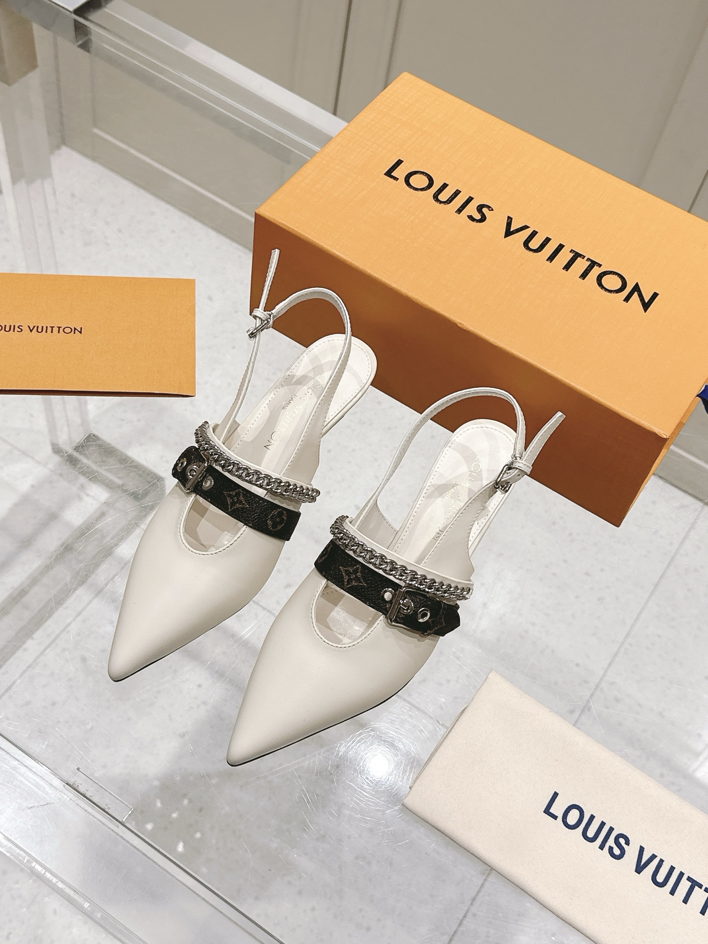 NO:402295,Top version LOUIS VUITTON LV25 latest Vibe chain flat heel pointed sandals single shoes upper cowhide original metal chain footbed sheepskin sole Italian thick leather outsole Size#35-41 (40.41 custom made without return or exchange), high heels sandals, louis vuitton, louis vuitton, louis vuitton, louis vuitton, sandals, high heels, cowhide, sheepskin, Leather soles19860909顶级版本 LOUIS VUITTON 路易威登 LV25最新 Vibe 链条 平底 矮跟 尖头凉鞋 单鞋 鞋面牛皮原版金属链条 垫脚羊皮 鞋底意大利加厚真皮大底 Size#35-41（40.41定做不退换）,高跟鞋凉鞋,louis vuitton,louis vuitton,louis vuitton,sandals,high heels,cowhide,sheepskin,Leather soles,Women's Shoes