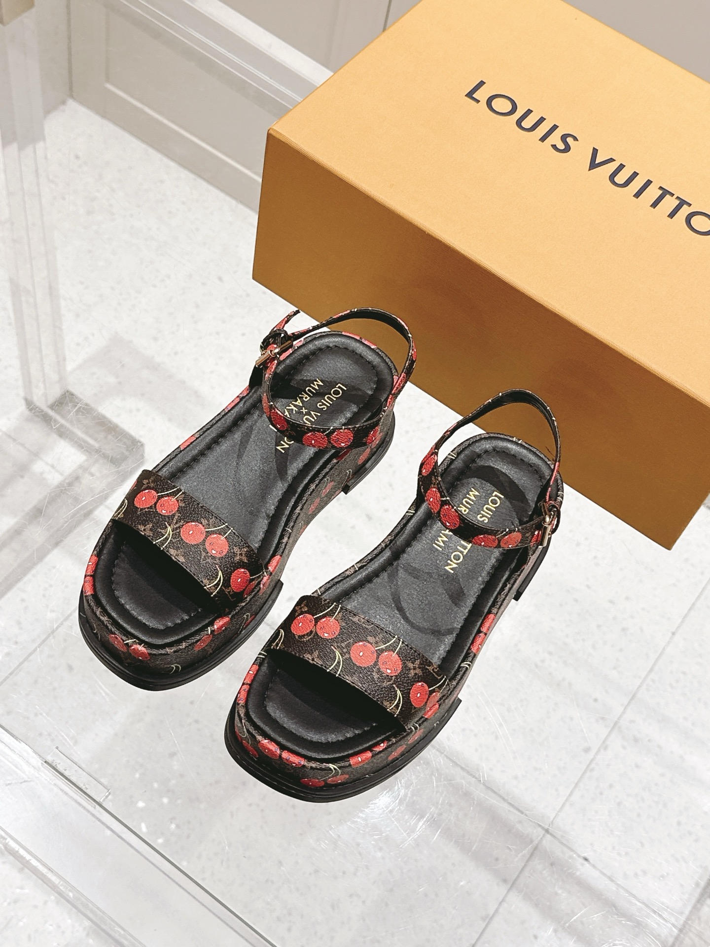 NO:402289,Louis Vuitton MAYA FLATFORM sandals This Maya Flatform sandals are made of smooth cowhide leather, allowing wide shoelaces to shuttle between the leather tongue, and then inject the brand essence with the metal LV Circle logo. The rubber outsole inherits the color of the upper, and the light leather thick sole perfects the elegant style. Patent leather cowhide original rubber combination outsole with outsole height 5CM The perfect ** artifact LV Circle logo decoration buckle engraved Louis Vuitton logo Size35-40 (custom made in 41), sandals, louis vuitton, louis vuitton, louis vuitton, tom ford, sandals, cowhide19860909Louis Vuitton 路易威登 MAYA FLATFORM 凉鞋 本款 Maya Flatform 凉鞋选用光滑牛皮革,令宽幅鞋带穿梭于皮革鞋舌之间,再以金属 LV Circle 标识注入品牌底蕴.橡胶外底承袭鞋面色调,轻盈皮革厚底完善雅致风范.漆皮牛皮革原版橡胶组合外底 大底高度5CM 妥妥的**神器 LV Circle 标识装饰 搭扣镂刻路易威登标识 Size35-40（41定做）,凉鞋,louis vuitton,louis vuitton,louis vuitton,tom ford,sandals,cowhide,Women's Shoes