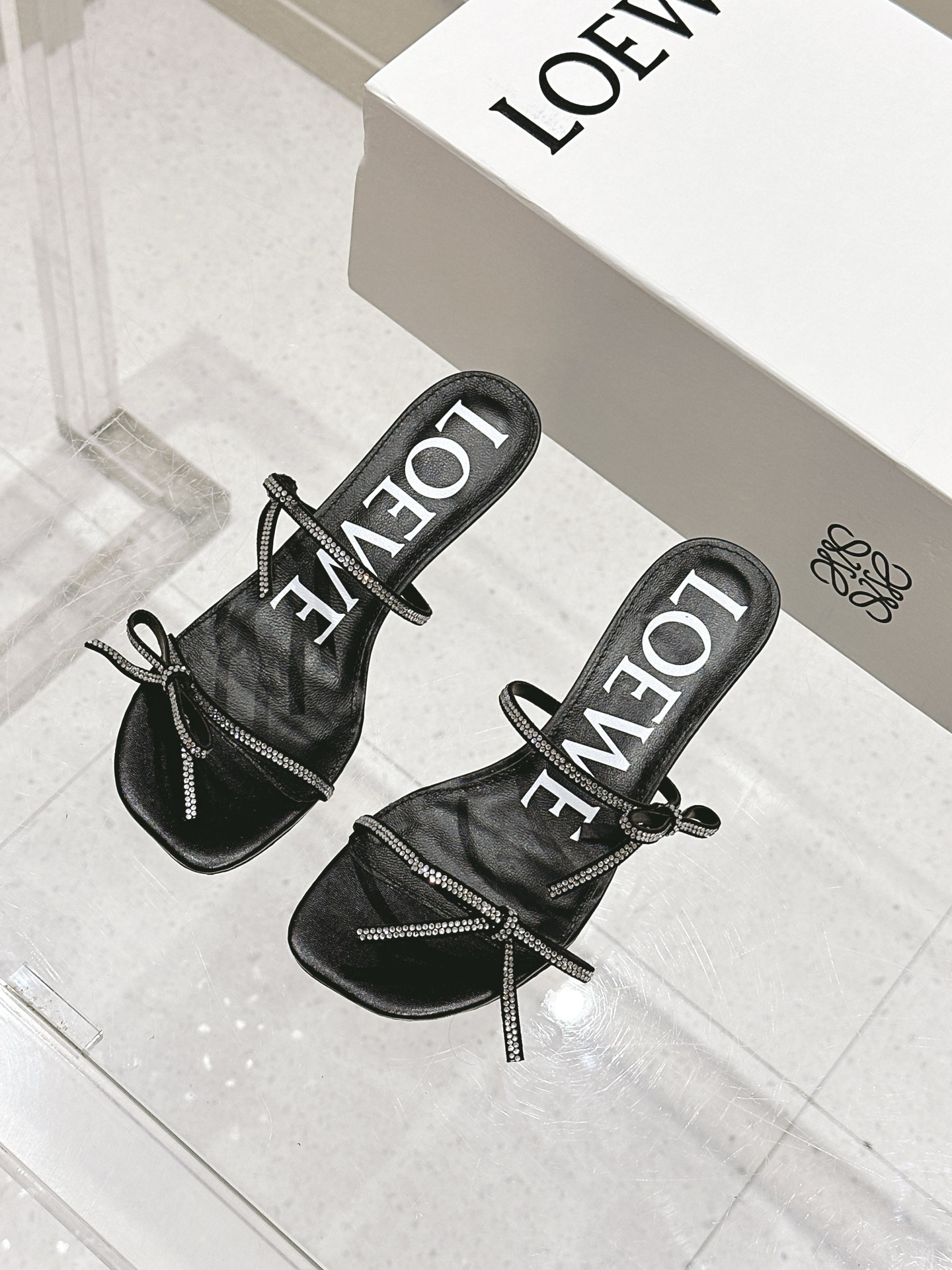 NO:402336,The latest Loewe LOEWE 25SS summer limited ice silk screen slippers, real air-conditioned shoes, plus a looming beauty, it’s really beautiful to wear!  !  !  Highly recommended, super lazy fashion drag, three ways to wear, same style as celebrity bloggers!  Fabric imported ice wire mesh Lining: imported sheepskin Heel height: 4.5cm Outsole: Original beef tendon wear-resistant sole Digital: 35-40, sandals, loewe, loewe, sandals, slippers, sheepskin19860909最新罗意威LOEWE 25SS夏季限定冰丝网拖鞋,真正空调鞋,加若隐若现的美感,上脚真的太美了！！！强烈推荐,超级懒人时装拖,三种穿法,明星博主同款！ 面料进口冰丝网 里料:进口羊皮 跟高:4.5cm 大底:原版牛筋耐磨底 数码:35-40,凉鞋,loewe,loewe,sandals,slippers,sheepskin,Women's Shoes