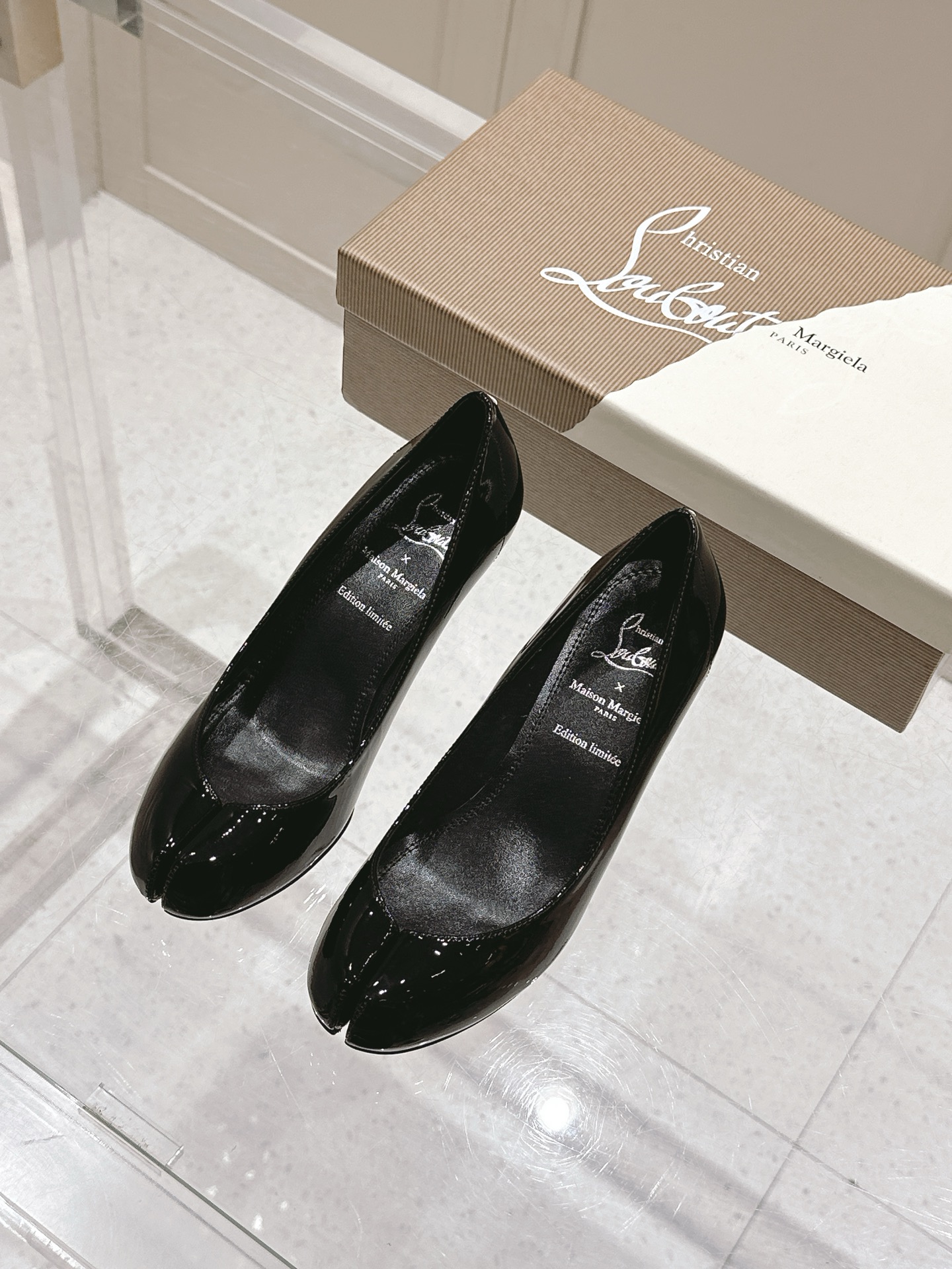 NO:402330,CL/ Maison Margiela The joint model stops Mary Jane's single shoes are coming!  It's so fragrant, the beautiful and colorful girly feeling is coming to my face!  Fashion items that cannot be missed. Simple and stylish beauty. The leader in running volume, must-have items for splitting toes. Fashionable age-reducing artifact. The casual and straightforward design. Integrate the unique logo of MM6 toes, and meet daily life. Leisure and vacation. Versatile. True and Bashi. The original consistent materials. Benchmark the original list. Please identify our high-quality products, the original mesh and diamond craftsmanship!  Heel height 6.5cm, size 35~40 (customized for 40.41), split-toe shoes, high heels, masion margiela, masion margiela, mary jane, high heels19860909CL/ MaisonMargiela马吉拉 联名款分止玛丽珍单鞋火爆来袭！太香了,靓丽多彩少女感扑面而来！ 不容错过的时尚单品 简单又有格调的美 跑量扛把子,分趾必入单品 时尚减龄神器 随性率真的感脚 简单高级的设计 融入MM6独有的标志分趾,同时满足日常 休闲渡假 百搭 真心巴适 原版一致材料 对标原单 请认准咱家高货,原版网纱烫钻工艺！跟高6.5cm 码数35～ 40（40.41定制）,分趾鞋高跟鞋,masion margiela,masion margiela,mary jane,high heels,Women's Shoes