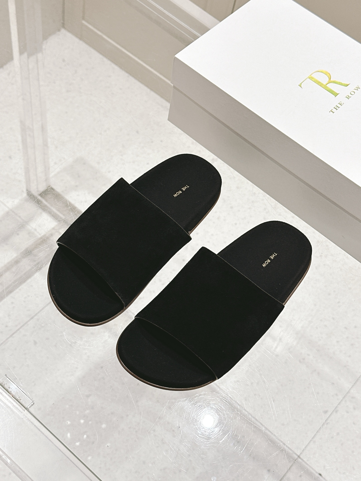 NO:402324,The row25s summer new product, foot-clip lazy slippers, minimalist design style, everyday and casual matching is invincible and beautiful!  It is also very fashionable, soft and glutinous to wear. It is a must-have artifact for summer travel!  The upper is made of original custom material, the inner lining is made of mixed-bred sheepskin Original open mold anti-slip sole Size35-39 (40 customization), slippers, slippers, sheepskin19860909The row25s夏季新品 夹脚懒人拖鞋 极简主义的设计风格 日常随心搭配都无敌好看！ 上脚也是很时尚软糯糯的 夏日旅行必备神器！ 鞋面采用原版定制材质 内里采用混种羊皮 原版开模防滑大底 Size35-39（40定制）,拖鞋,slippers,sheepskin,Women's Shoes