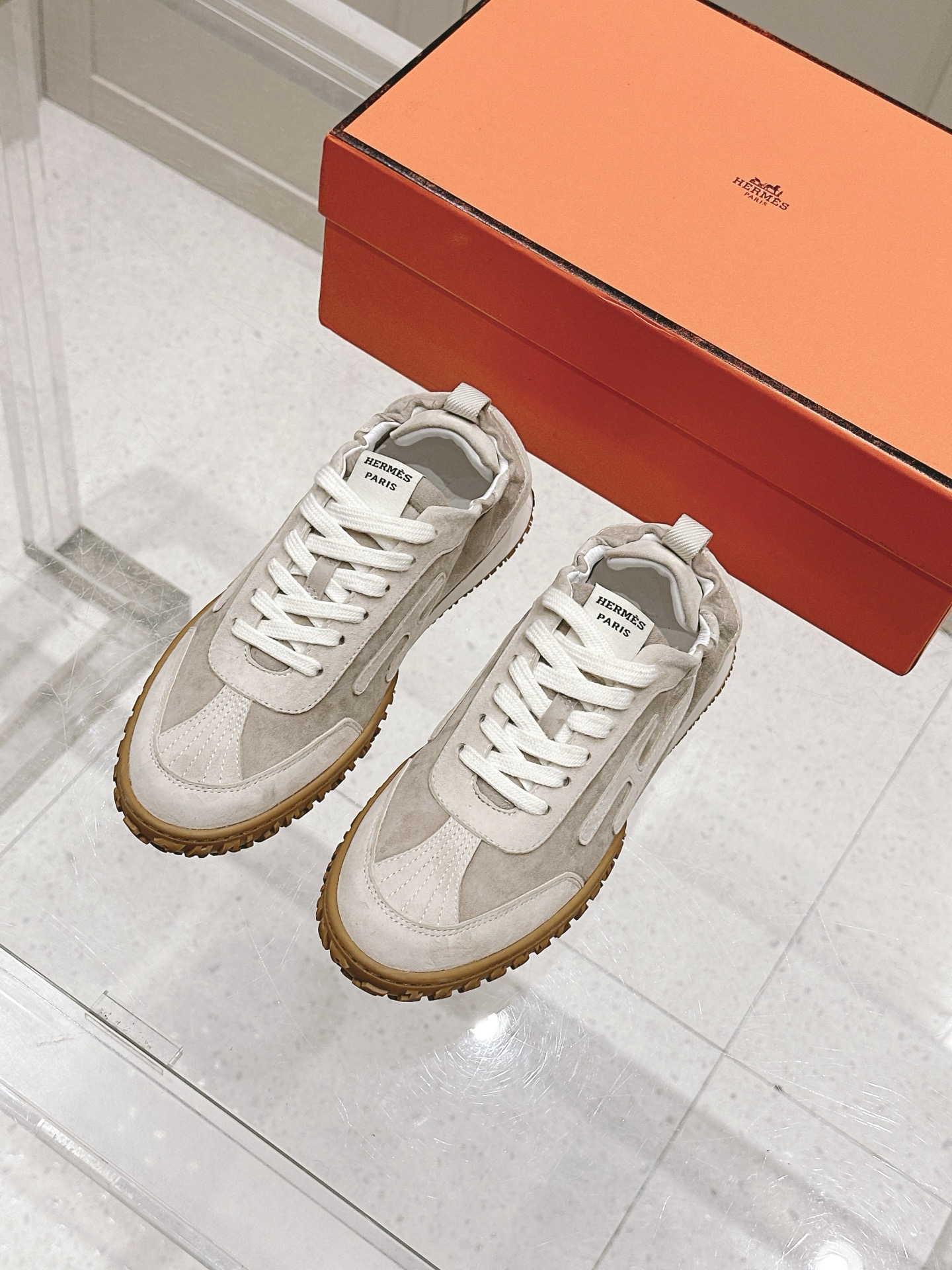 NO:403534,Purchasing grade women, men Hermes jet series suede sneakers, couples styles, are simply an excellent companion for daily commuting and leisure time all year round!  The shoes are debugged according to the original version, and the overall inclusiveness is strong. The feet are comfortable, light and not picky, simple, atmospheric and versatile. Especially the classic H-side logo on the side, which makes people recognize this as Hermes' masterpiece at a glance, demonstrating your extraordinary taste. The upper uses original customized imported suede, which is a heavy material that costs no matter how much!  After repeated and detailed polishing by craftsmen, the leather surface presents a delicate and smooth fleece texture, which is light and comfortable to touch, is breathable and wear-resistant, allowing you to exude a retro and modern charm every step. The toe part is designed to be round and full, neither too sharp and abrupt, nor too bulky. It just rightly modifys the shape of the foot, making your feet look more slender and slender. The mark thread lock on the toe is tightly sewn with high-quality mark threads from Malaysian home, and the stitches are fine and even, which not only enhances the firmness and durability of the toe, but also plays a decorative role and enhances the overall aesthetics.  The design of the heel part is more thoughtful, with the tight wrinkles and thickened soft bubbles, which makes the touch soft and soft, as if you are walking by the clouds. This design not only effectively reduces the possibility of foot grinding, but also prevents heels from falling off, making you walk more confidently and more stable. The inner foot pad of the sheepskin is comfortable and soft, and it fits the feet like a second layer of skin. When you wear it, you no longer have to worry about stuffing your feet and odor. It is more worth mentioning that the middle and bottom layer is also made of the skin, and there is an exclusive code!  This is a detail that many market versions cannot do, which is enough to prove its high quality and uniqueness. It is particularly flexible, with rapid bending and recovery, and will not deform after wearing for a long time. It is comfortable and light when walking, and it is not a sturdy foot. The main feature is lightness and comfort. The soft sole and soft surface method even more blesses the feel of the foot, making you walk on the clouds every step. The sole uses the original open-mold anti-slip rubber sole, and the anti-slip texture design doubles the friction, making the foot comfortable and wearable, and it can be easily worn for daily commuting or leisure time. In short, Hermes' jet series suede sneakers can be scored in full in terms of appearance and comfort!  It is an excellent choice for your daily commuting and leisure time all year round, allowing you to show your unique fashion charm anytime and anywhere. Material information Fabric; Original custom imported head layer suede imported soft sheepskin inside Sole original mold-open anti-slip rubber material Size# Women's 35-40 (41.42 custom-made non-return and exchange) # Men's 39-46 (45.46 custom-made non-return and exchange), casual shoes/sports shoes, hermes, hermes, sneakers, sheepskin, chamois leather19860909代购级女 男 Hermes爱马仕的jet系列麂皮运动鞋,情侣款 简直就是一年四季日常通勤、休闲时光的绝佳伴侣！ 鞋子按照原版打版调试的鞋型,整体包容性强 上脚舒适轻便不挑脚,简约大气又百搭,特别是侧边的经典H侧标志,让人一眼就能认出这是爱马仕的杰作,彰显你的不凡品味. 鞋面采用的是原版定制的进口头层麂皮,这种材料可是不计成本的重磅用料哦！经过工匠们的反复精细打磨处理,皮面呈现出细腻而柔滑的绒毛质感,触感轻盈舒适,穿着起来透气性极佳,还耐磨损,让你每一步都散发出复古摩登的韵味. 鞋头部分设计得圆润饱满,既不会过于尖锐显得突兀,也不会过于笨重,恰到好处地修饰了脚型,让你的脚部看起来更加纤细修长. 鞋头上的马克线锁边,采用的是大马家优质马克线紧密缝制,针脚细密均匀,既增强了鞋头的牢固度与耐用性,又起到了装饰作用,提升了整体的美观度. 后跟部分的设计更是贴心,褶皱松紧设计加上填充加厚的软泡,触感Q弹软糯,仿佛云端漫步.这样的设计不仅有效降低了磨脚的可能性,还能防止掉跟,让你走路更加自信稳健. 羊皮内里垫脚,触感舒适柔软,仿佛第二层肌肤般贴合脚部.穿上它,再也不用担心闷脚、脚臭的问题了.更值得一提的是,中底层也是皮里的,而且还有专属编码！这可是很多市场版本都做不到的细节哦,足以证明它的高品质与独特性. 柔韧性特别好,耐弯折恢复迅速,久穿不变形.走路时舒适轻盈,不板脚,主打的就是轻便舒适.软底软面的做法更是加持了脚感,让你每一步都如同行走在云端之上. 鞋底采用的是原版开模防滑橡胶大底,防滑纹理设计加持摩擦力加倍,上脚舒适耐磨又实穿,无论是日常通勤还是休闲时光,都能让你轻松应对. 总之,Hermes爱马仕的jet系列麂皮运动鞋,无论是从颜值还是舒适度上,都可以打满分！它是你一年四季日常通勤、休闲时光的绝佳选择,让你随时随地都能展现出独特的时尚魅力. 材质信息 面料；原版定制进口头层麂皮 内里进口柔软羊皮 鞋底原版开模防滑橡胶材质 Size#女35-40（41.42订做不退换） #男39-46（45.46订做不退换）,休闲鞋/运动鞋,hermes,hermes,sneakers,sheepskin,chamois leather,Women's Shoes