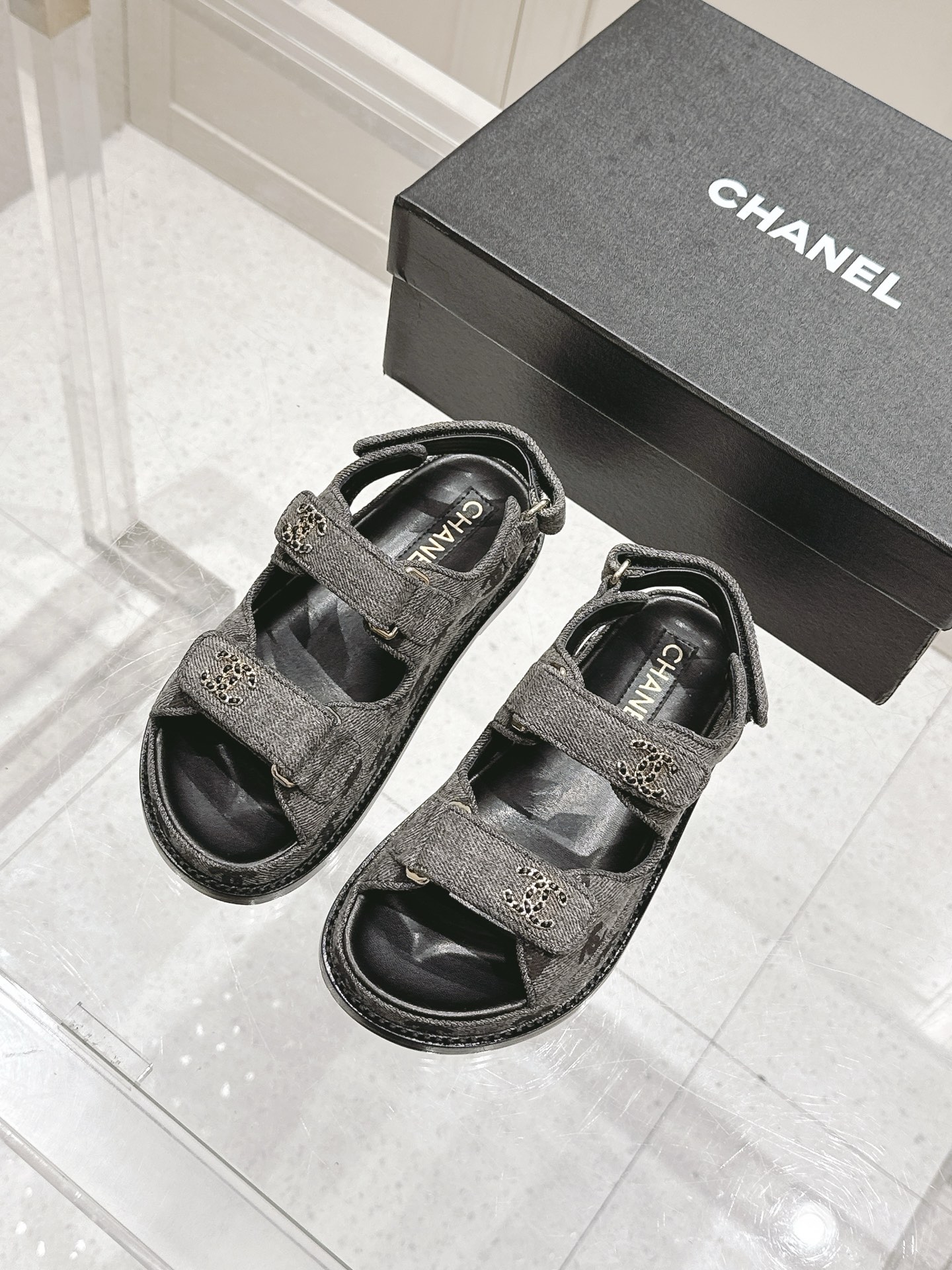 NO:403529,Purchasing grade cloth, leather surface, CHANEL 25ss Spring and summer beach slippers, sandals series Chanel The king of domestic and foreign counters, I searched all the domestic counters and finally got it. I was so surprised when I saw the real thing when I opened the box. I liked it so much. I called on my best friend to group to buy it and grab it, and it was really a big love for the beach slippers. I was invincible and beautiful on my feet, which was a variety of combinations. I was able to wear it at will, and I was very comfortable to wear. This series is now available for sale!  Original materials, imported cowhide, special hardware buckle, exclusive mold opening custom logo, Italian leather outsole, Size#35-41 (40 41 custom made, no return or exchange), slippers, chanel, chanel, sandals, slippers, cowhide, Leather soles19860909代购级布面 皮面 CHANEL 25ss 春夏沙滩拖鞋 凉鞋 系列 香奈儿 国内国外专柜断货王,找遍国内专柜心心念念终于到手 第一眼开箱看到实物让我太惊讶了,太喜欢了呼吁闺蜜们组团购买疯抢度蹭蹭蹭上涨 被各大博主点名沙滩拖鞋真的是超级爱了,上脚无敌好看简直万种搭配,随意穿搭拿捏的稳稳的,魔术贴f穿着非常方便 hold的各种穿搭场合,本系列现已登陆发售！ 原厂材料,进口牛皮 专用五金扣 独家开模定制logo 意大利真皮大底 Size#35-41（40 41订做不退换）,拖鞋凉鞋,chanel,chanel,sandals,slippers,cowhide,Leather soles,Women's Shoes