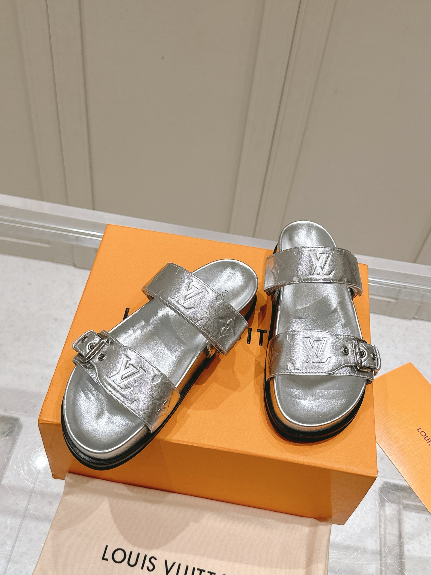 Louis Vuitton LV村上隆联名 L家驴牌BOM DIA COMFORT系列 魔术贴 牛仔布 老花 凉鞋 平底凉拖鞋