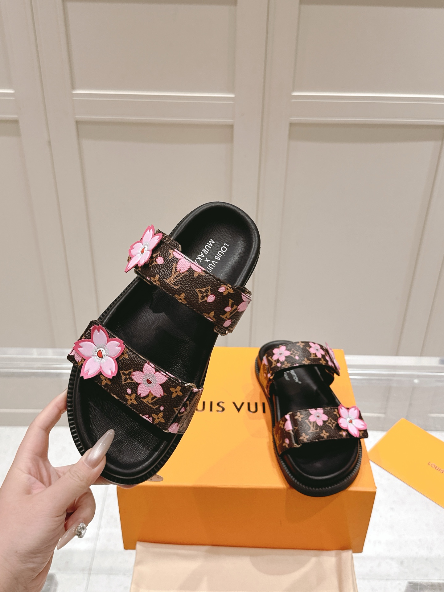 Louis Vuitton LV村上隆联名 L家驴牌BOM DIA COMFORT系列 魔术贴 牛仔布 老花 凉鞋 平底凉拖鞋