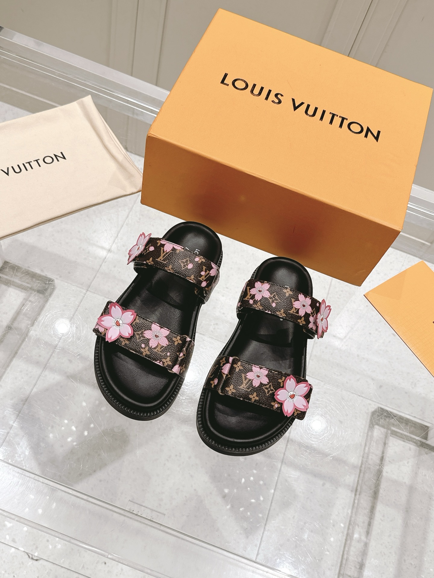 NO:405770,Top version of women's model LV Murakami Takashi Ljia Donkey Brand BOM DIA COMFORT series Velcro, denim, old flower, sandals, flat sandals, original purchase and development, made in this model Bom Dia Comfort flat sandals are classic Monogram canvas, paired with tough insoles and non-slip rubber outsoles, making the functional design reveals a trendy posture. One shoelace uses Velcro, the other can be adjusted by inscription buckle. Delivery counter exquisite packaging. Original imported head layer cowhide inner imported soft sheepskin. Original open molded anti-slip rubber material. Sole thickness 3CM Size: women's model 35-40 (customized 41.42), slippers, louis vuitton, louis vuitton, louis  vuitton, sandals, slippers, cowhide, sheepskin19860909顶级版本女款 LV村上隆联名 L家驴牌BOM DIA COMFORT系列 魔术贴 牛仔布 老花 凉鞋 平底凉拖鞋 原版购入开发 做货 本款 Bom Dia Comfort 平底凉拖选用经典 Monogram 帆布,搭配韧性鞋垫和防滑橡胶外底,令功能设计显露潮流姿态.一条鞋带采用魔术贴,另一条可通过铭纹搭扣调节 配送专柜精美包装 面料原版进口头层牛皮 内里原版进口柔软羊皮 鞋底原版开模防滑橡胶材质 底厚3CM Size:女款35-40（定制41.42）,拖鞋,louis vuitton,louis vuitton,louis vuitton,sandals,slippers,cowhide,sheepskin,Women's Shoes