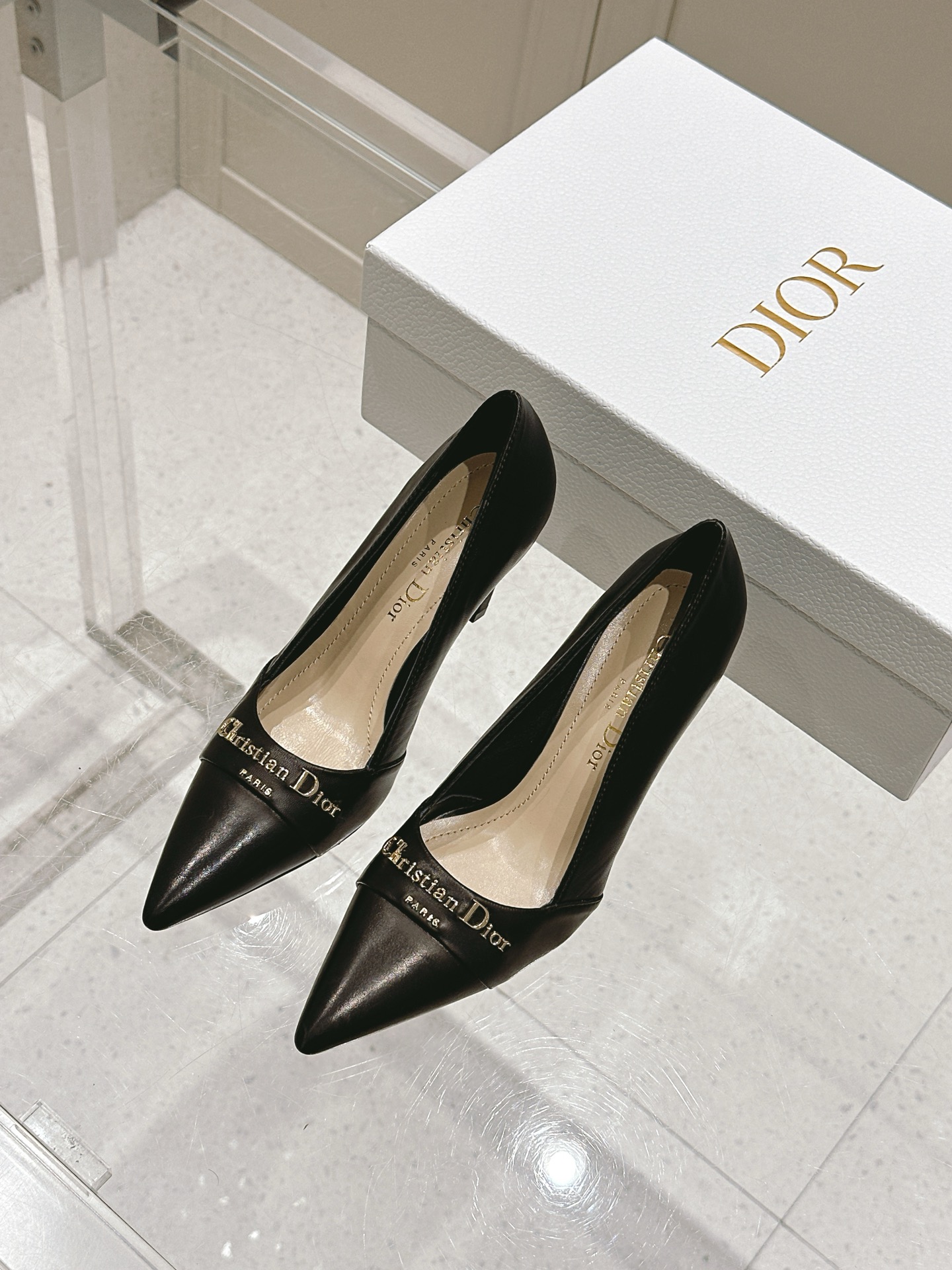 NO:407679,'Exclusive Top Version' Dior* Dior 2025vs new single shoe series... [Pointed-toe letter buckle single shoe] Original version purchased and developed!  Perfectly restore the last-shaped details of this shoe. Imported cow patent leather on the upper and delicate lambskin on the inner foot. Detailed details are taken to recognize the quality. The temperament of a little woman and a versatile style, and the stunning shoes at a glance... I love you, the imported genuine leather sole from Italy with a five-pointed star!  Original custom patent leather fabric, original custom sheepskin inner lining, original custom sheepskin foot pad original custom sheepskin outsole: original Italian leather outsole, heel height 5cm, size 35-39 (34.40.41 customization, no return and exchange) Packaging original full set of packaging, color official website synchronous update, high heels, dior, dior, high heels, sheepskin, Leather soles19860909《独家顶级版本》 Dior*迪奥 2025vs新款单鞋系列……【尖头字母扣单鞋】 原版购入开发 ！完美还原这款鞋的楦形细节 鞋面进口牛漆皮 内里垫脚细腻小羊皮,看细节实拍认品质,小小女人名媛气质百搭款,一眼惊艳的鞋子…. 爱了爱了,意大利进口真皮大底带五角星标！ 面料原版定制漆皮 内里原版定制羊皮 垫脚原版定制羊皮 大底: 原版意大利真皮大底 跟高5cm 码数35-39（34.40.41定制不退换） 包装原版全套包装 颜色官网同步更新,高跟鞋单鞋,dior,dior,high heels,sheepskin,Leather soles,Women's Shoes