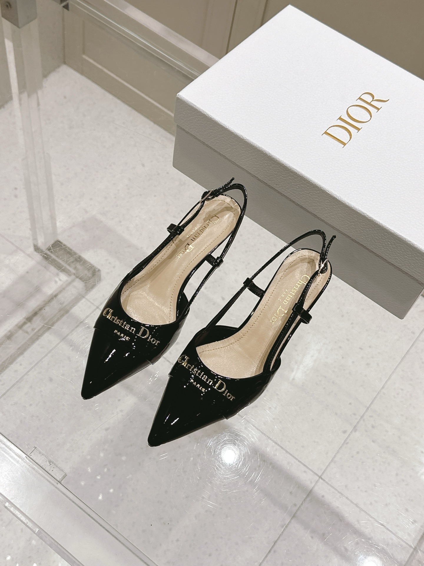 NO:408239,'Exclusive Top Version' Dior* Dior 2025vs new single shoe series... [Pointed-toe letter buckle single shoe] Original version purchased and developed!  Perfectly restore the last-shaped details of this shoe. Imported cow patent leather on the upper and delicate lambskin on the inner foot. Detailed details are taken to recognize the quality. The temperament of a little woman and a versatile style, and the stunning shoes at a glance... I love you, the imported genuine leather sole from Italy with a five-pointed star!  Original custom patent leather fabric, original custom sheepskin inner lining, original custom sheepskin foot pad original custom sheepskin outsole: original Italian leather outsole heel height 5cm size 35-39 (34.40.41 customization without return and exchange) Packaging original full set of packaging color official website synchronous update, high heels sandals, dior, dior, sandals, high heels, sheepskin, Leather soles19860909《独家顶级版本》 Dior*迪奥 2025vs新款单鞋系列……【尖头字母扣单鞋】 原版购入开发 ！完美还原这款鞋的楦形细节 鞋面进口牛漆皮 内里垫脚细腻小羊皮,看细节实拍认品质,小小女人名媛气质百搭款,一眼惊艳的鞋子…. 爱了爱了,意大利进口真皮大底带五角星标！ 面料原版定制漆皮 内里原版定制羊皮 垫脚原版定制羊皮 大底: 原版意大利真皮大底 跟高5cm 码数35-39（34.40.41定制不退换） 包装原版全套包装 颜色官网同步更新,高跟鞋凉鞋,dior,dior,sandals,high heels,sheepskin,Leather soles,Women's Shoes